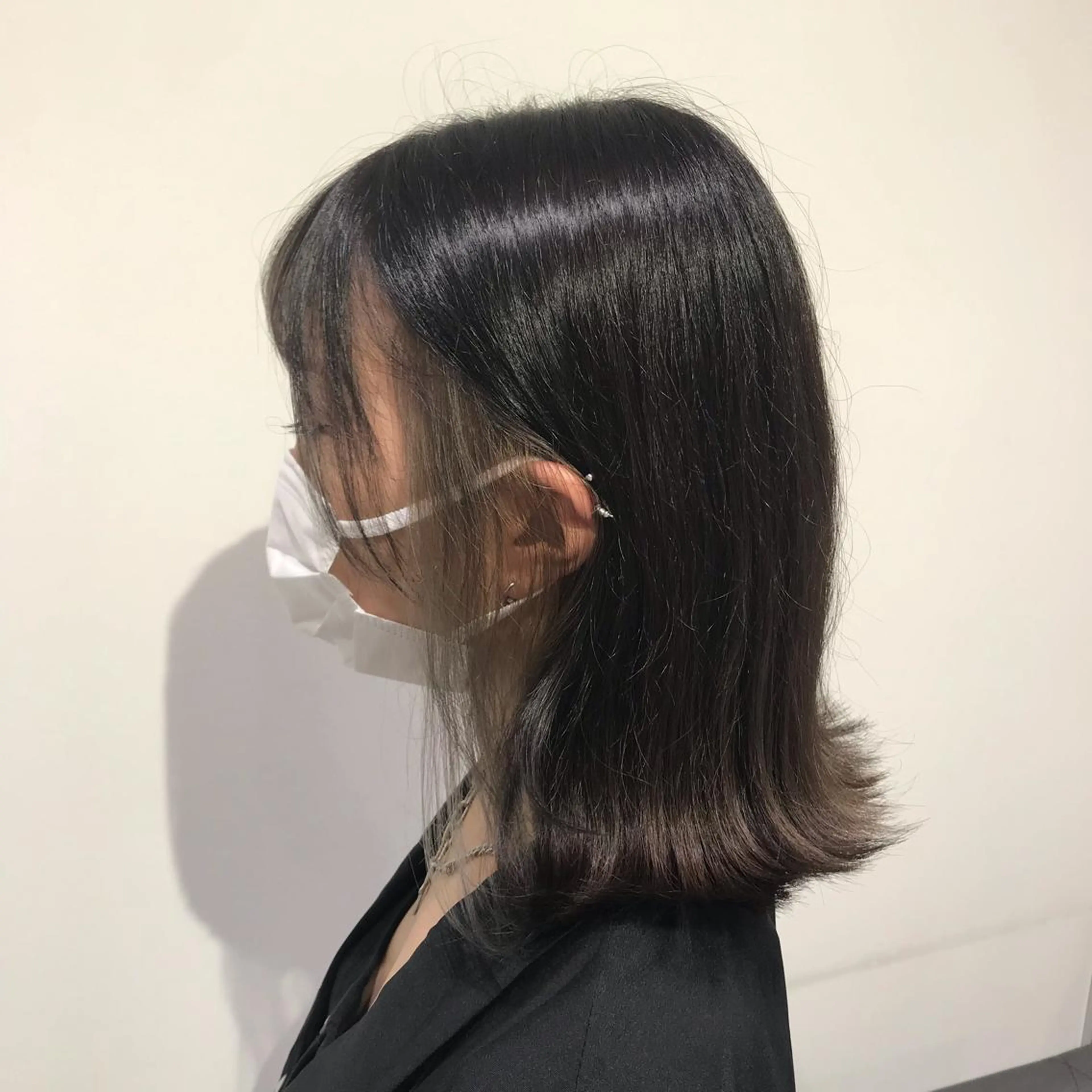 ミディアム カラー ブリーチ 透明感カラー イヤリングカラー イルミナカラー シルバー ヘアカラー トリートメント 暖色カラー🌹 中山由梨のヘアスタイル