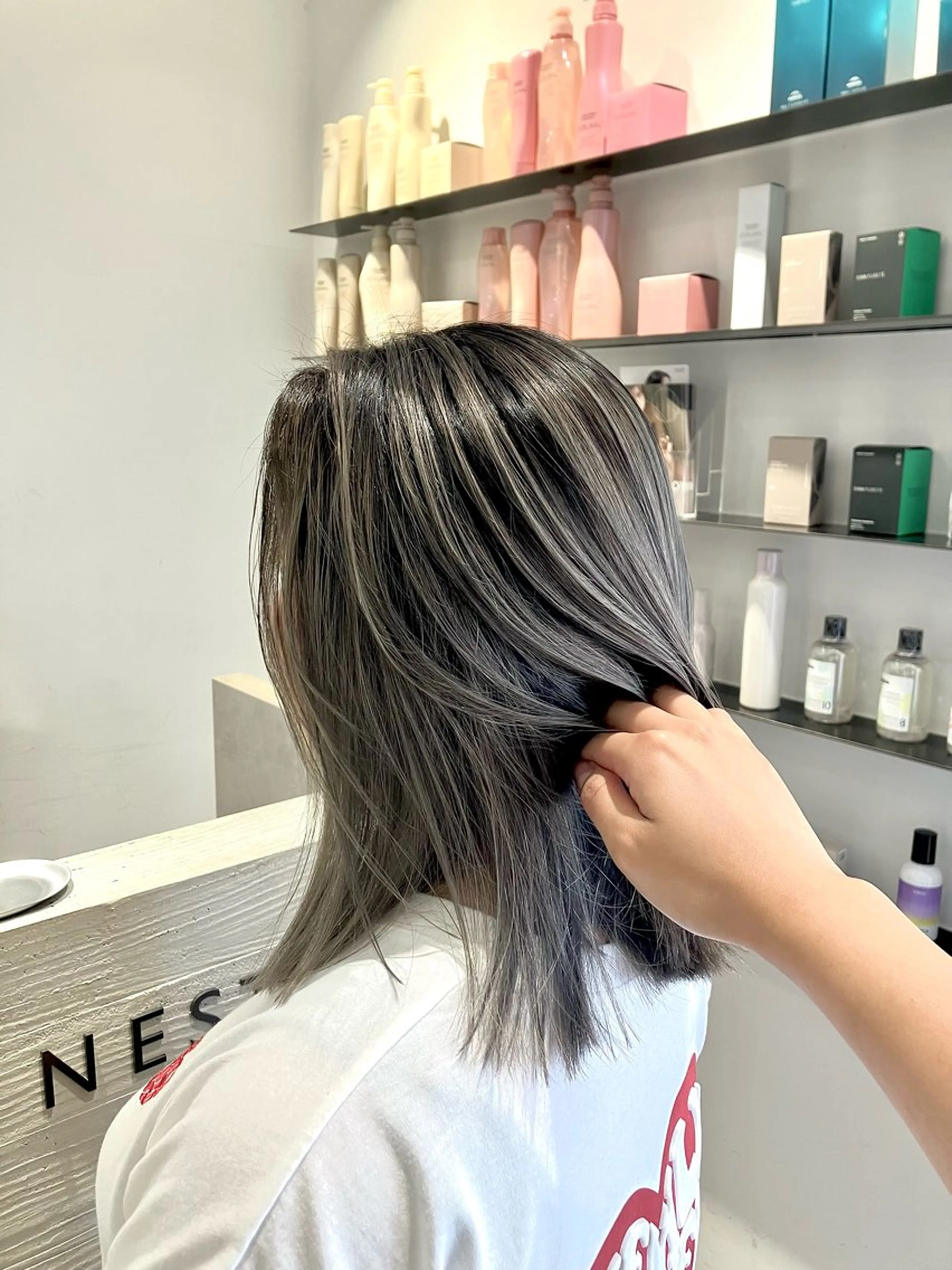 セミロング カラー バレイヤージュ デザインカラー シルバー レイヤーカット サキ🤍ハイトーン 🩰くびれ巻きヘアのヘアスタイル