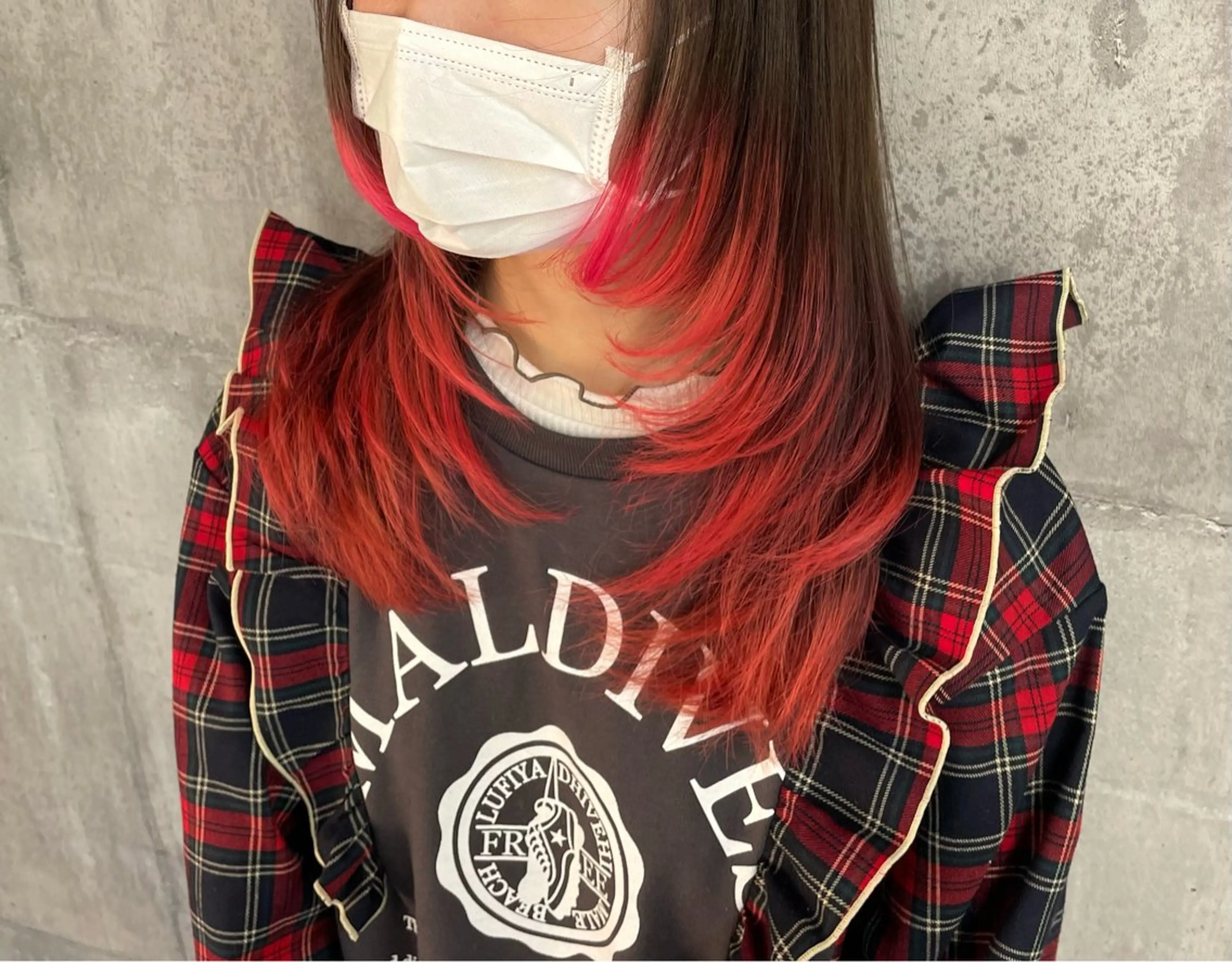 セミロング カラー ブリーチ ブラウンカラー ピンクカラー レイヤーカット カット ヘアカラー 錦 茉李のヘアスタイル