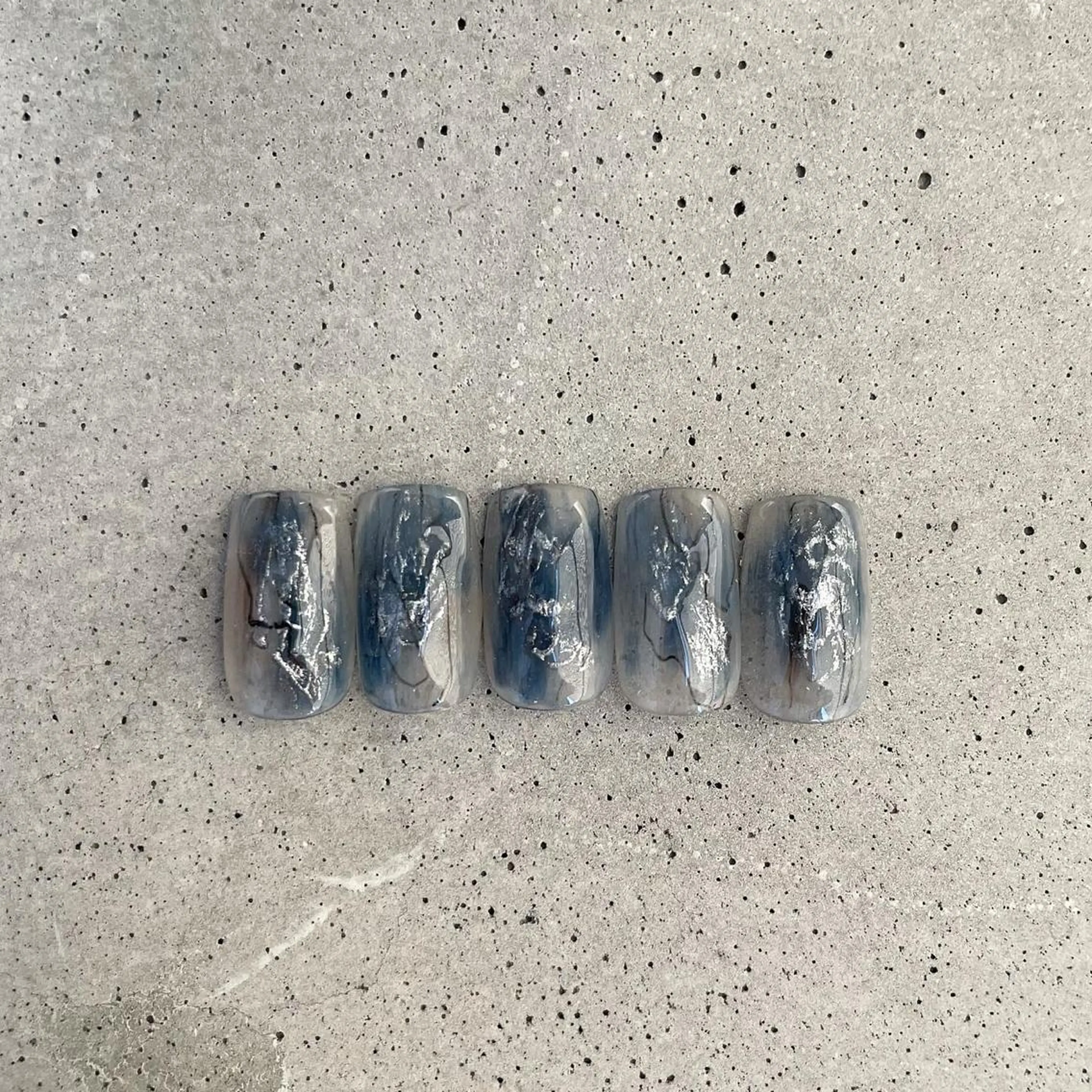 ネイル カジュアル ネイビー ニュアンスネイル オフィスネイル ぷっくりネイル ハンドネイル ハンドケア lyly.nail所属・lylynail YUUKAのネイルデザイン