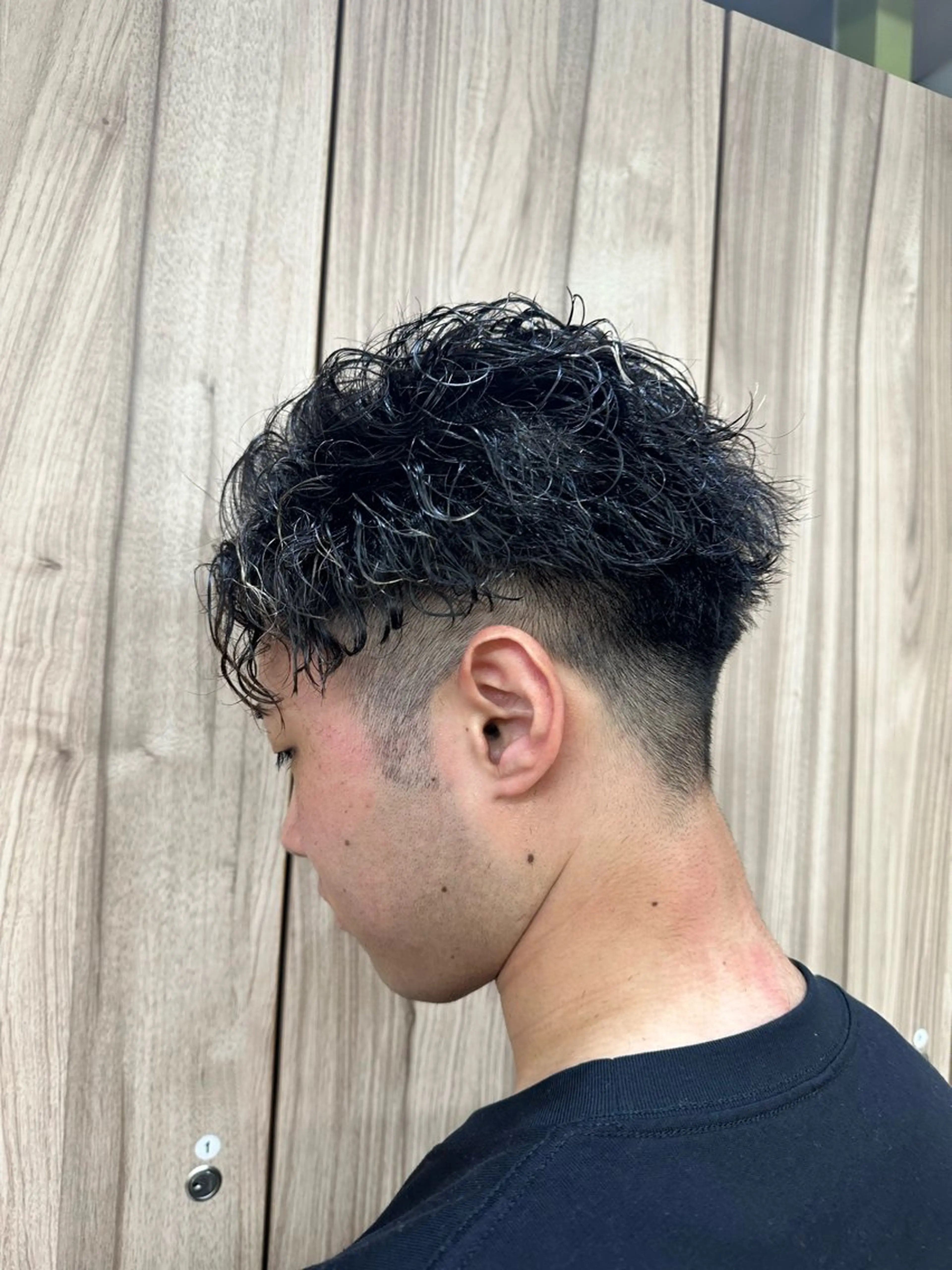 ショート パーマ メンズ メンズパーマ 刈り上げ ショートヘア カット パーマ トリートメント ヘアセット IwAsh中山所属・✂︎中山ブリーチ・ パーマ✂︎露木智也のヘアスタイル