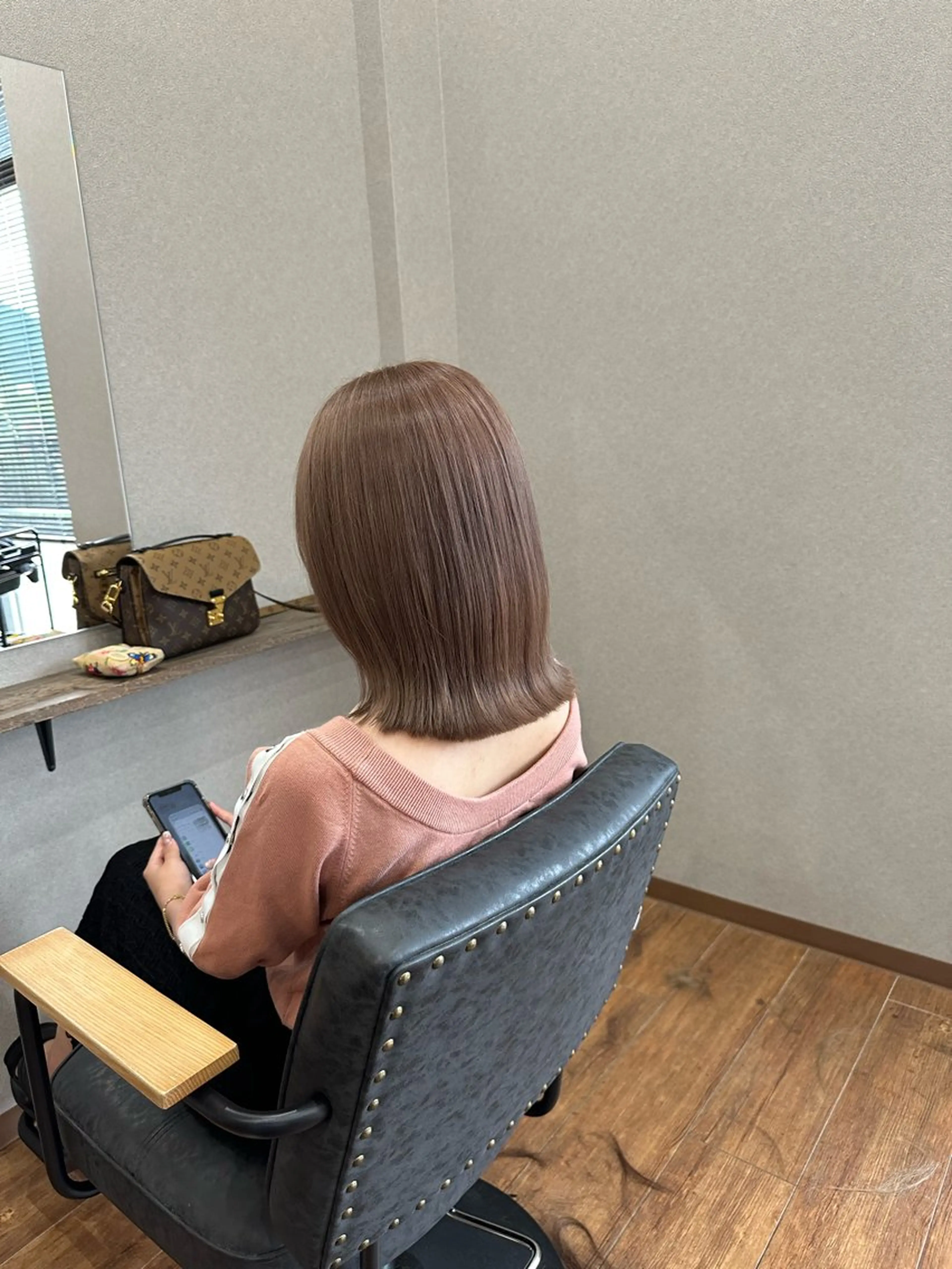 セミロング ミルクティーブラウン ヘアカラー トリートメント clocca所属・鵜飼 真伍のヘアスタイル