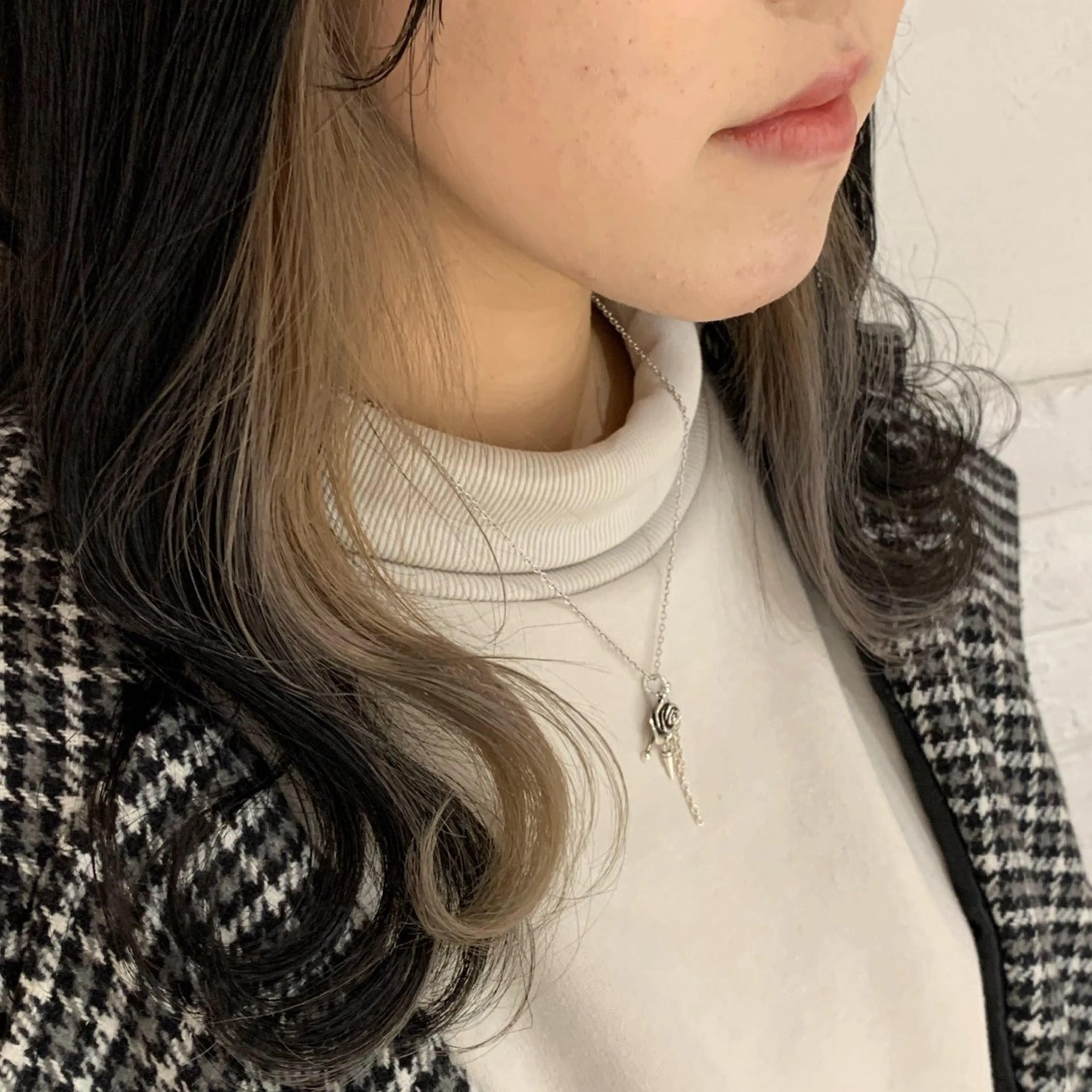 ロング カラー ベージュカラー ブリーチ イヤリングカラー ペールベージュ Lily hair design所属・🩰淡色系カラー／ 南ゆかり（女性のみ）のヘアスタイル