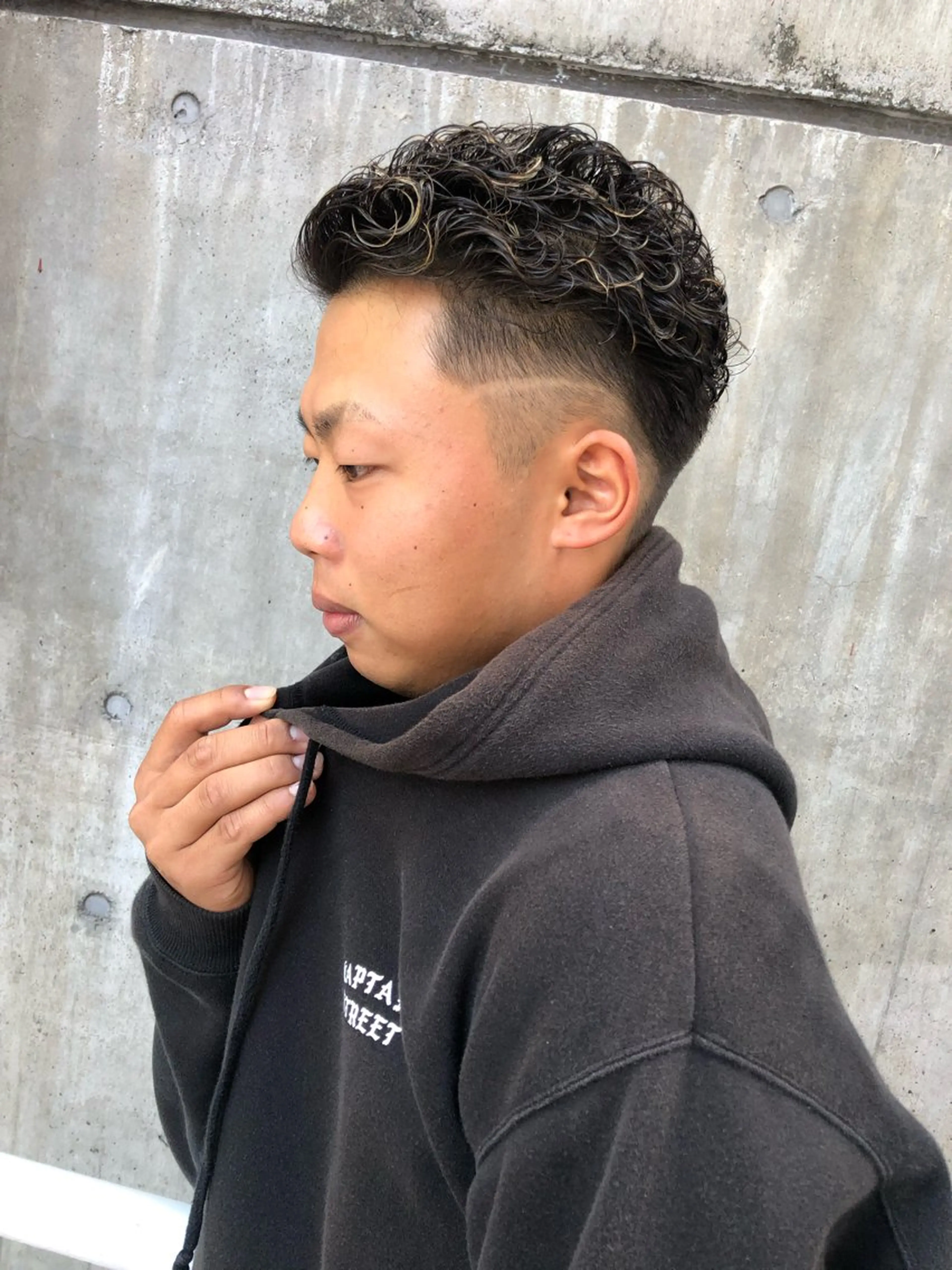 カラー パーマ メンズ オールバック メンズハイライト メンズパーマ ハイライトカラー 🔥メンズ圧倒的人気 ROOOMEN松田隆のヘアスタイル