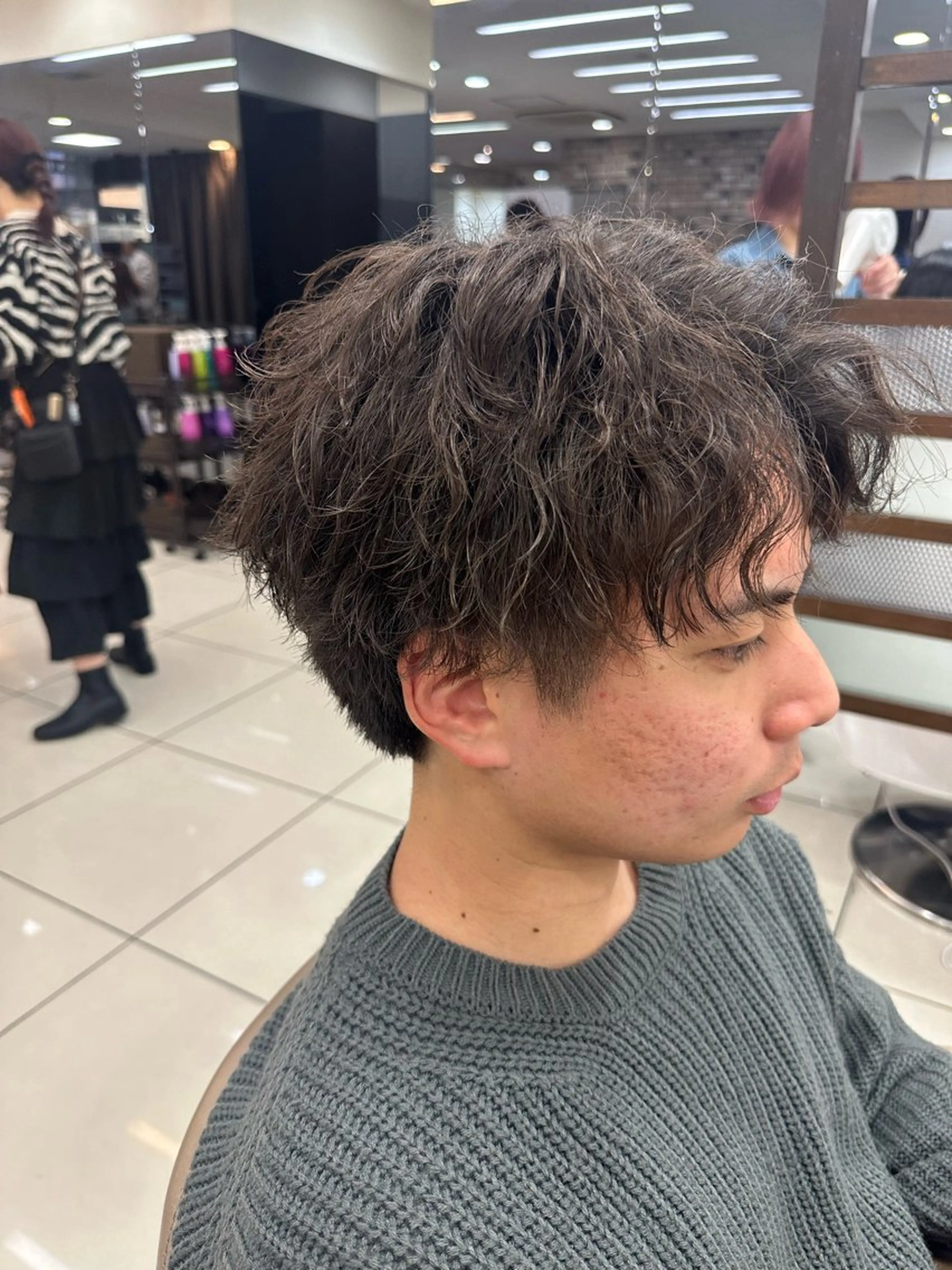パーマ メンズ パーマ ラウンドマッシュシャ ドウニュアンスパーマのヘアスタイル