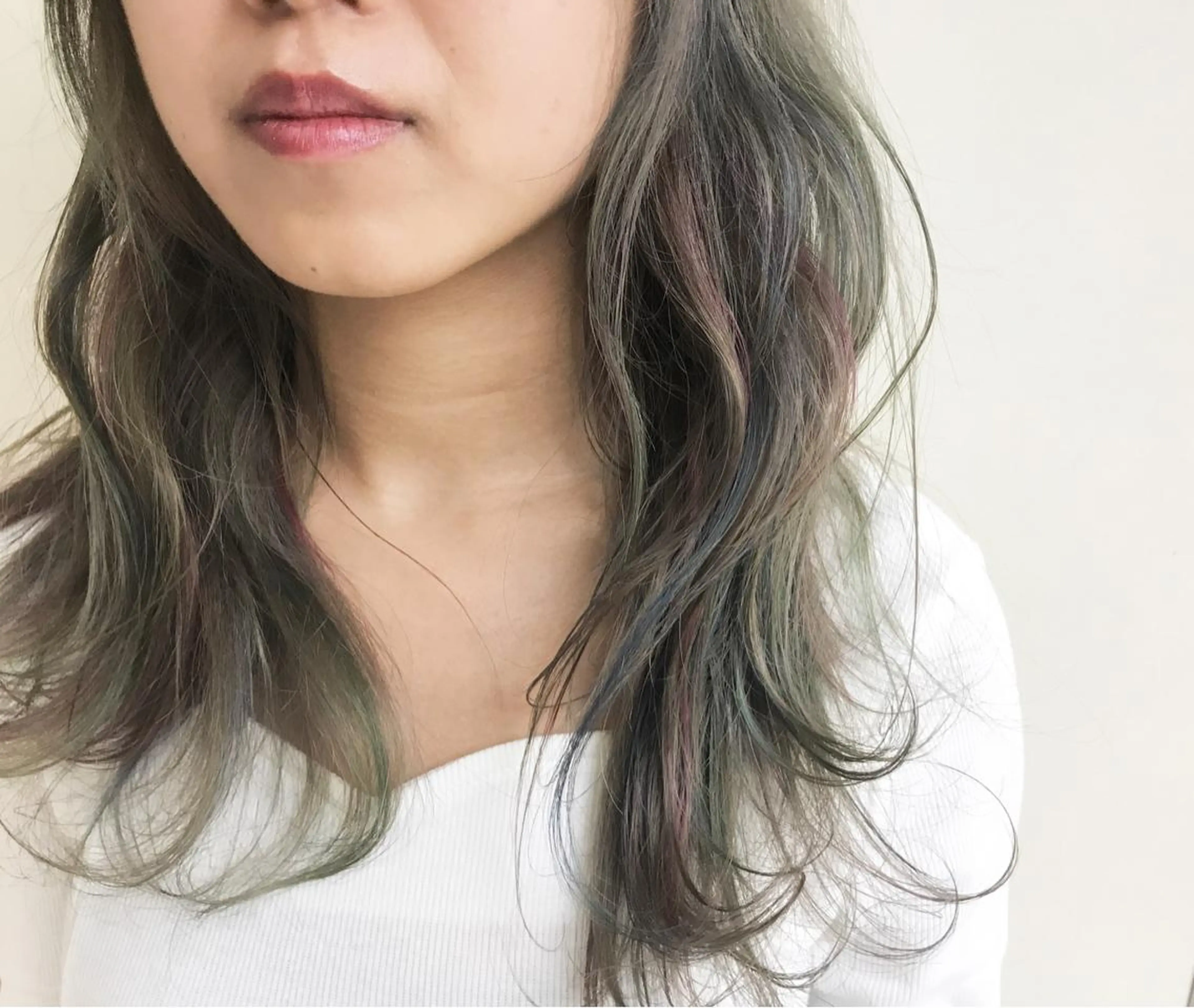 セミロング カラー アッシュ ユニコーンカラー トリートメント AILEE所属・ウルフカット レイヤーカット上柿のヘアスタイル