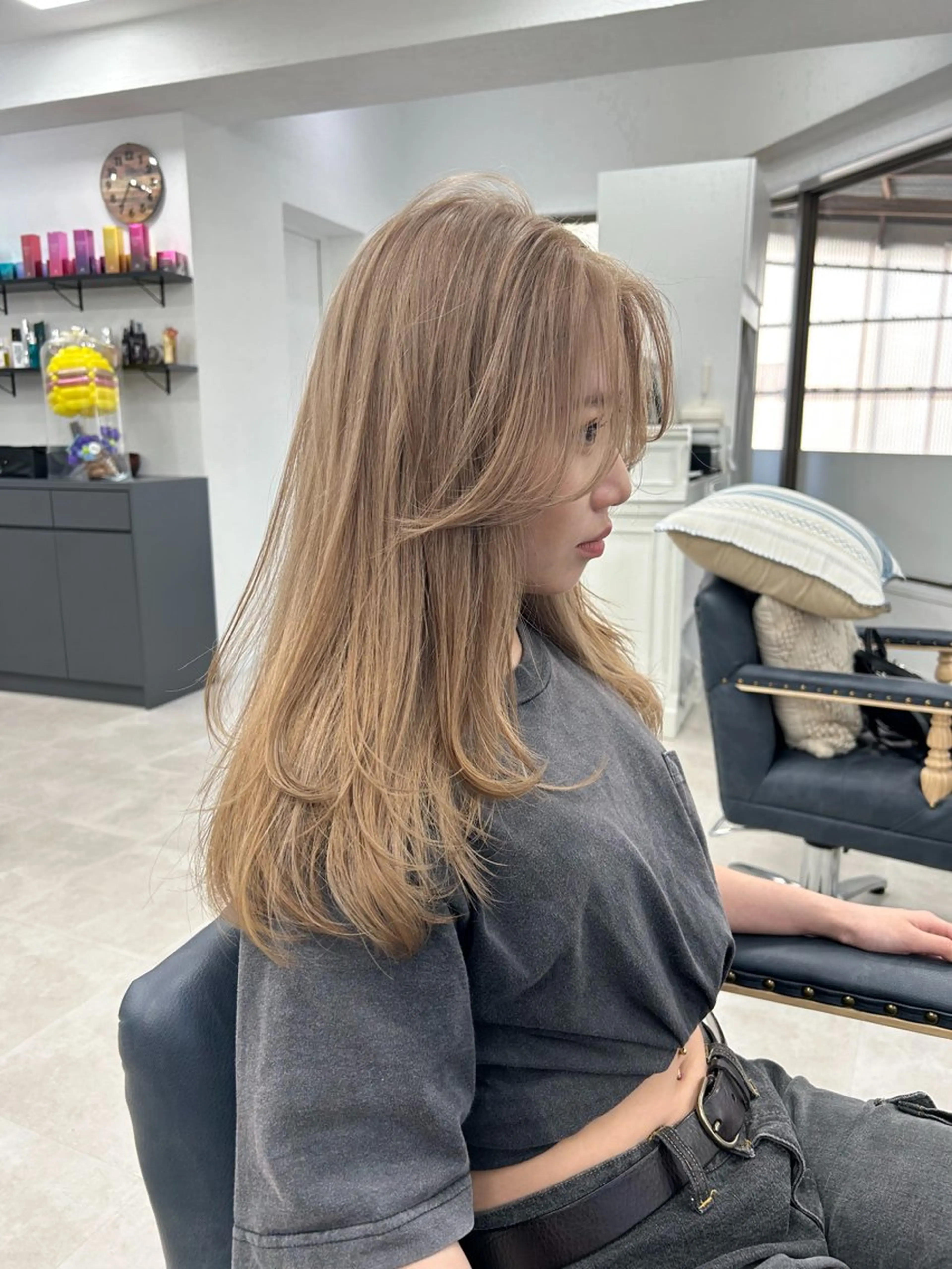 ロング カラー ベージュカラー ブリーチ 顔周りカット レイヤーカット 幣 あや乃のヘアスタイル