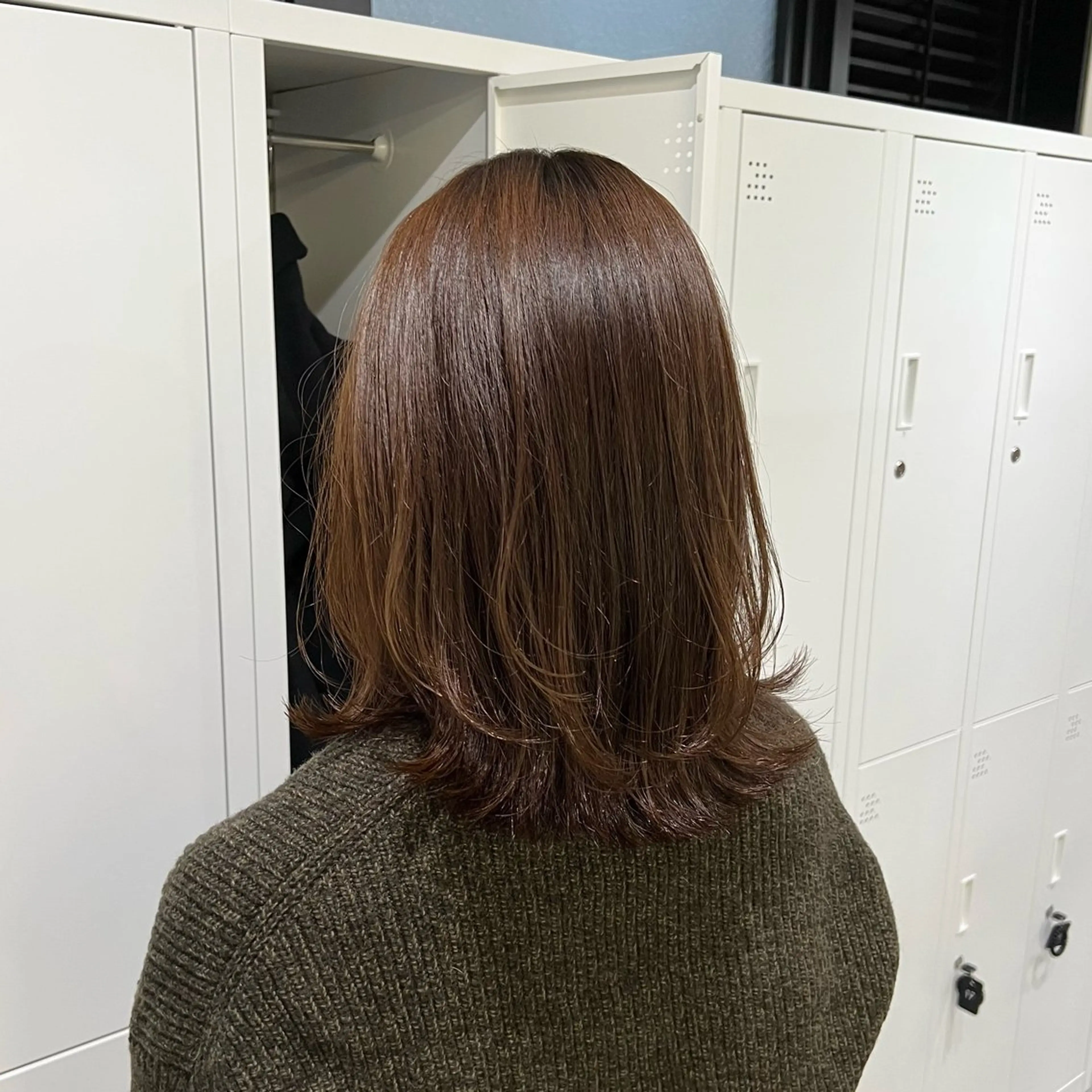 ミディアム カラー アッシュ ベージュカラー レイヤーカット カット ヘアカラー トリートメント knowhow京都所属・三宅 昌太のヘアスタイル