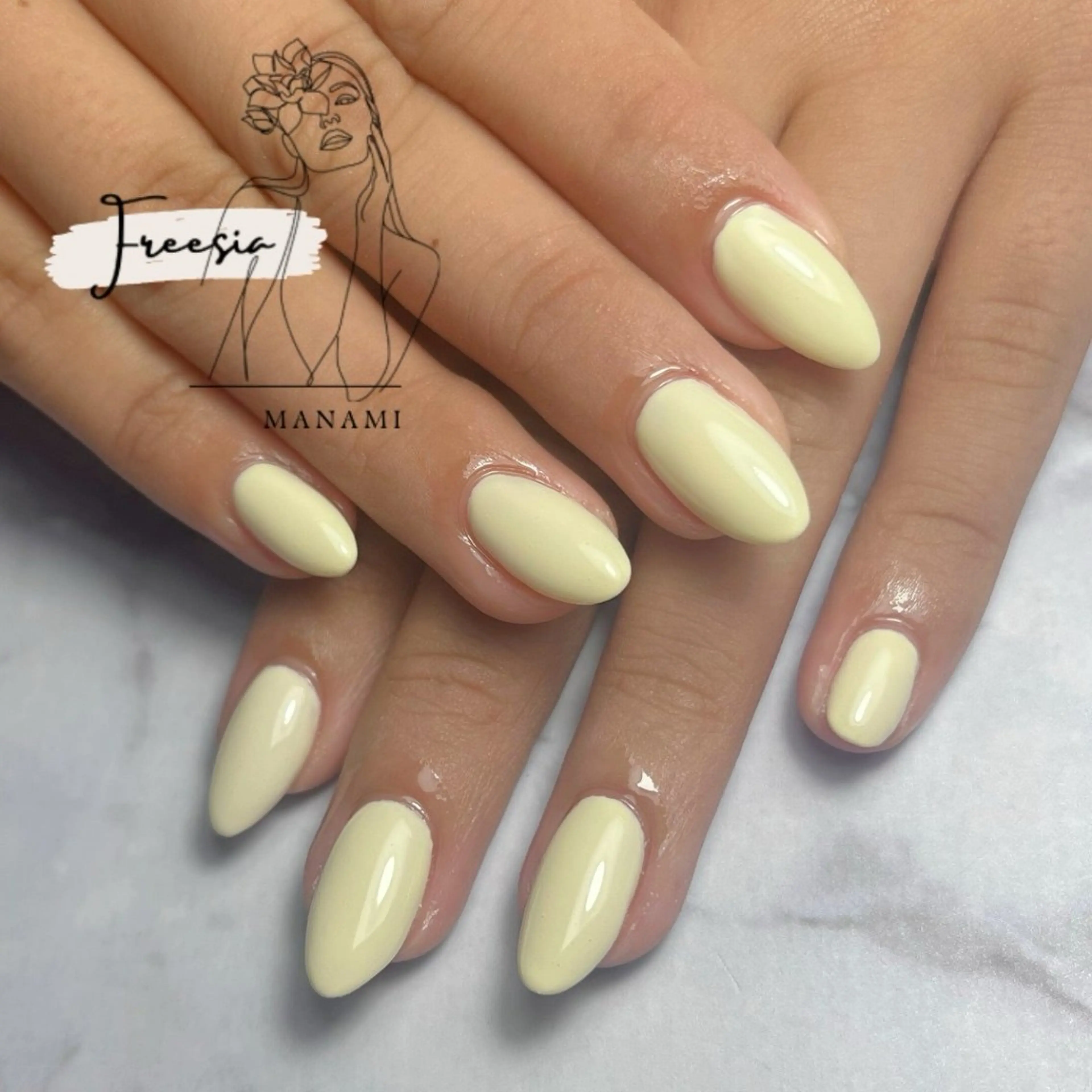 ネイル ブルー ワンカラーネイル 夏ネイル 黄色 ハンドネイル freesia Manamiのネイルデザイン