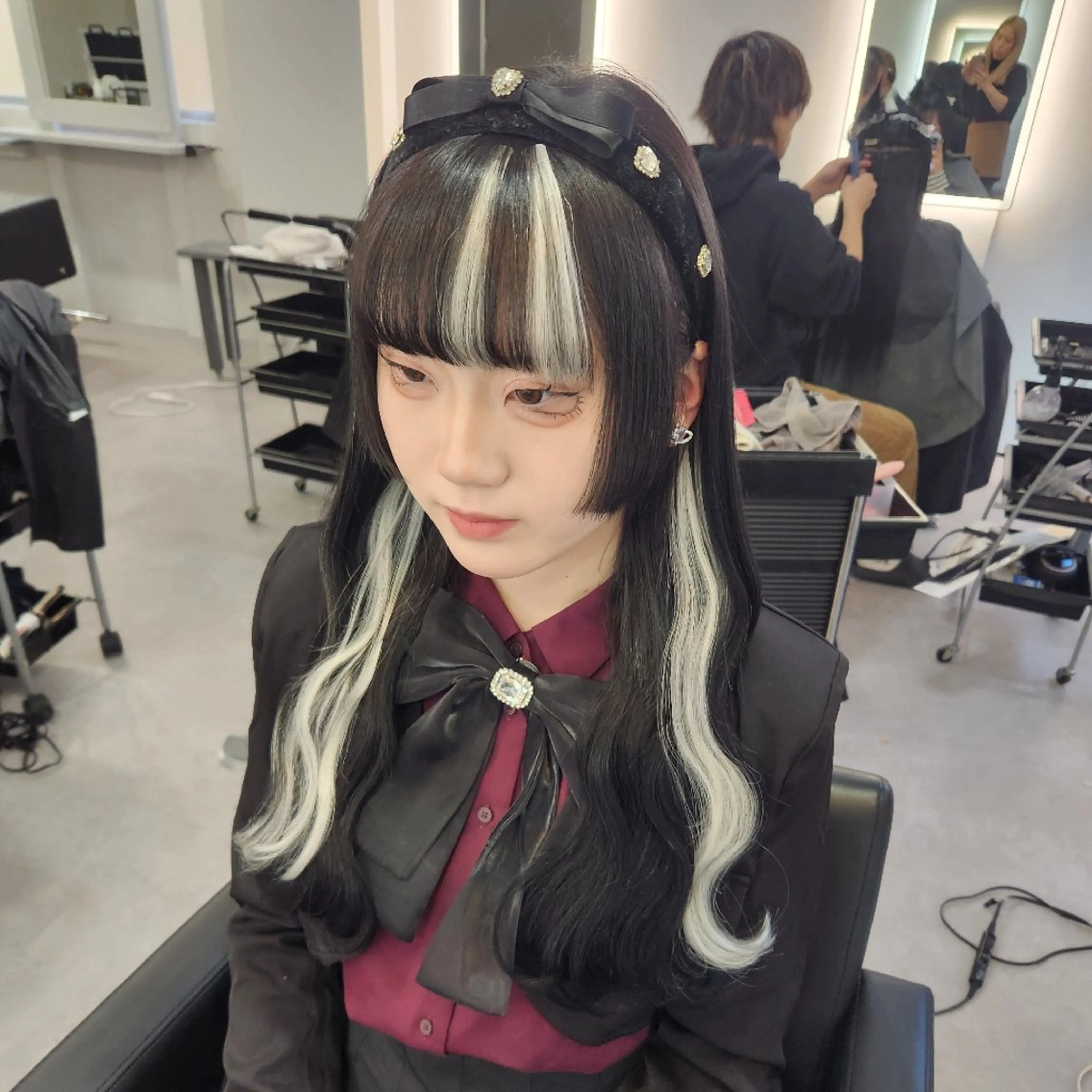 ロング カラー エクステ ヘアカラー エクステ ツヤ髪✨縮毛矯正 ハイトーンカラーのヘアスタイル