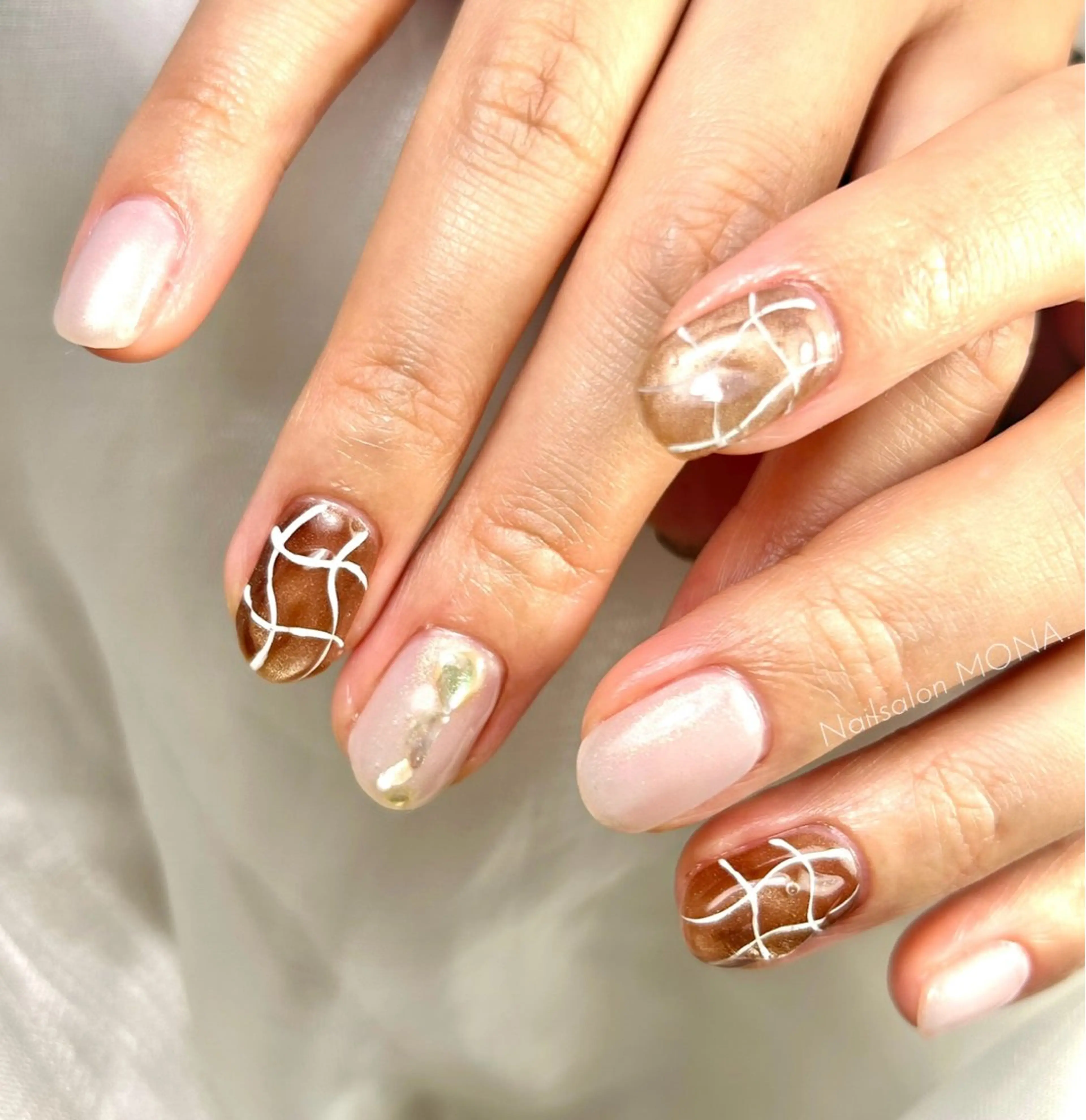 ネイル ブラウン キラキラネイル ラメ(グリッター) ニュアンスネイル ホワイト ハンドネイル Nailsalon MONA.のネイルデザイン