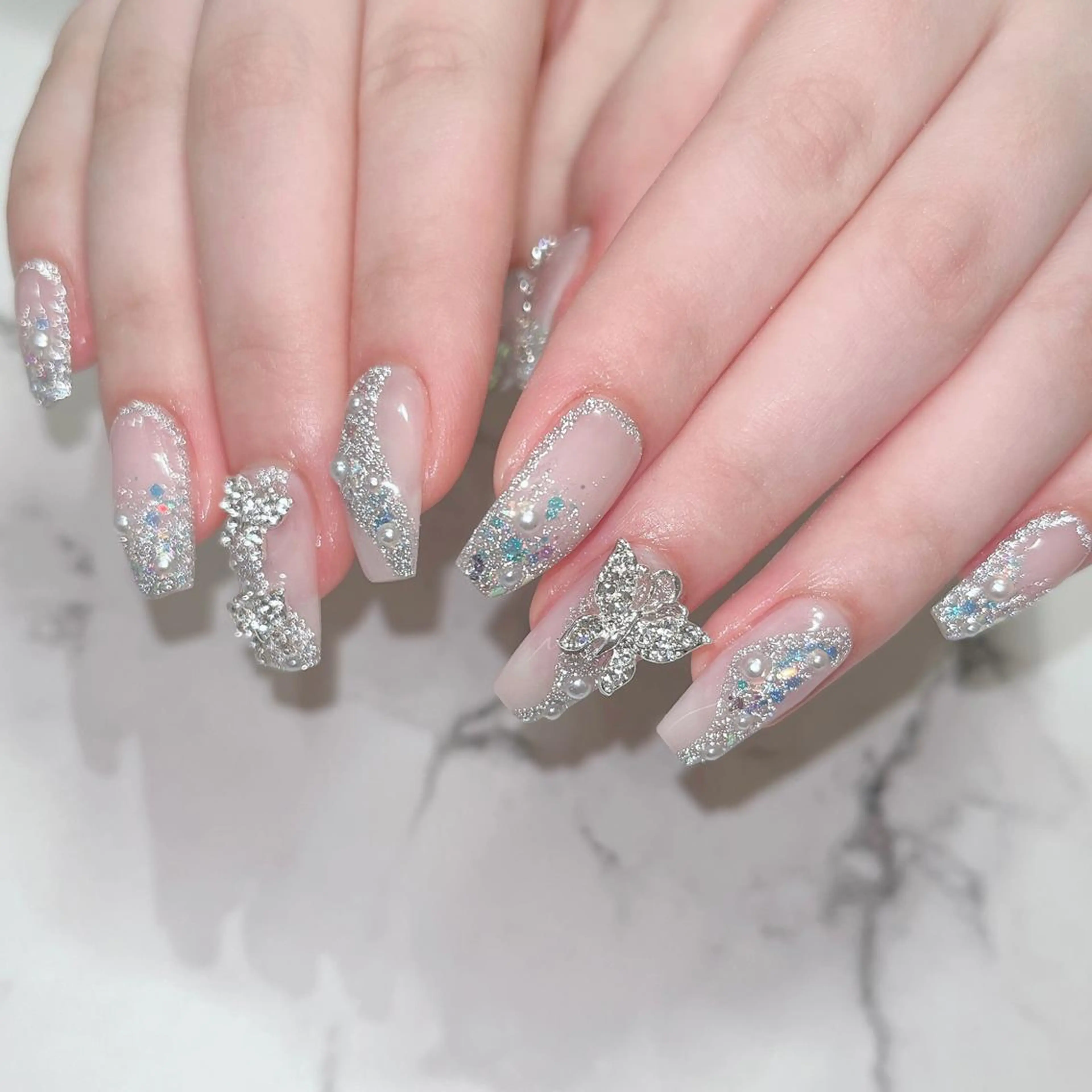 ネイル フットネイル フレンチネイル ジェルネイル ラメ(グリッター) ラメグラデーション ハンドネイル NEO Beauty Salon所属・𝐍𝐄𝐎 𝐉𝐔𝐑𝐈のネイルデザイン