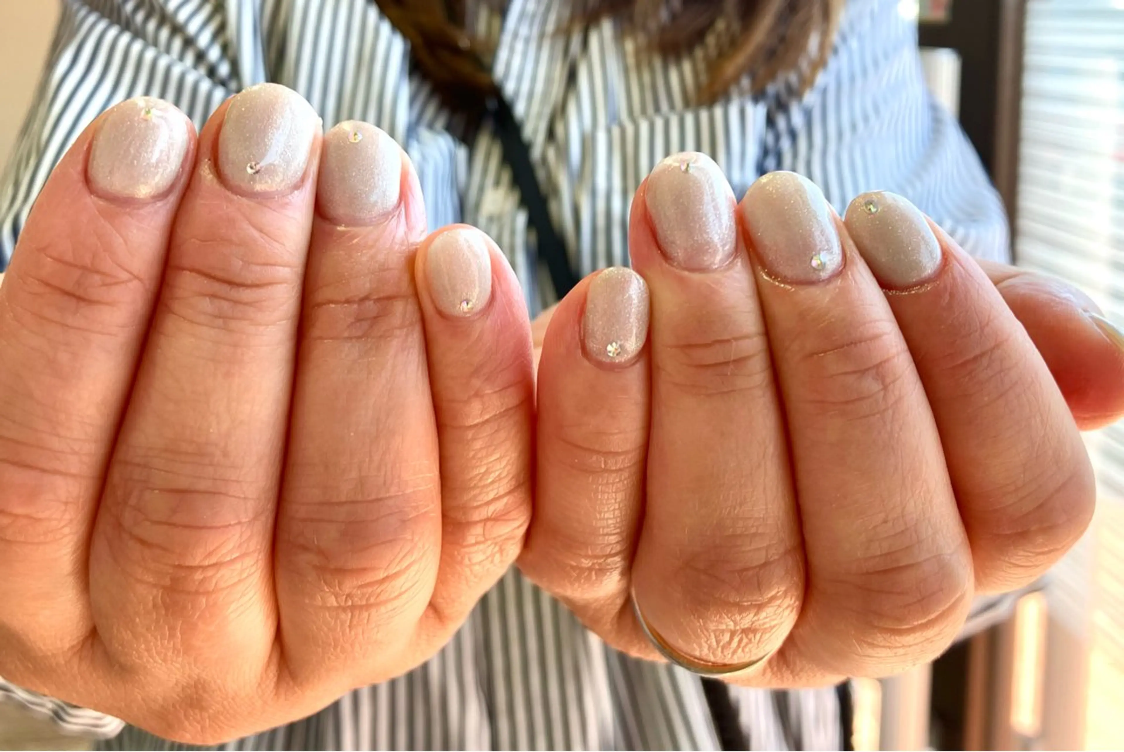 ネイル シンプルネイル ストーンネイル ホワイト nailsister まゆのネイルデザイン