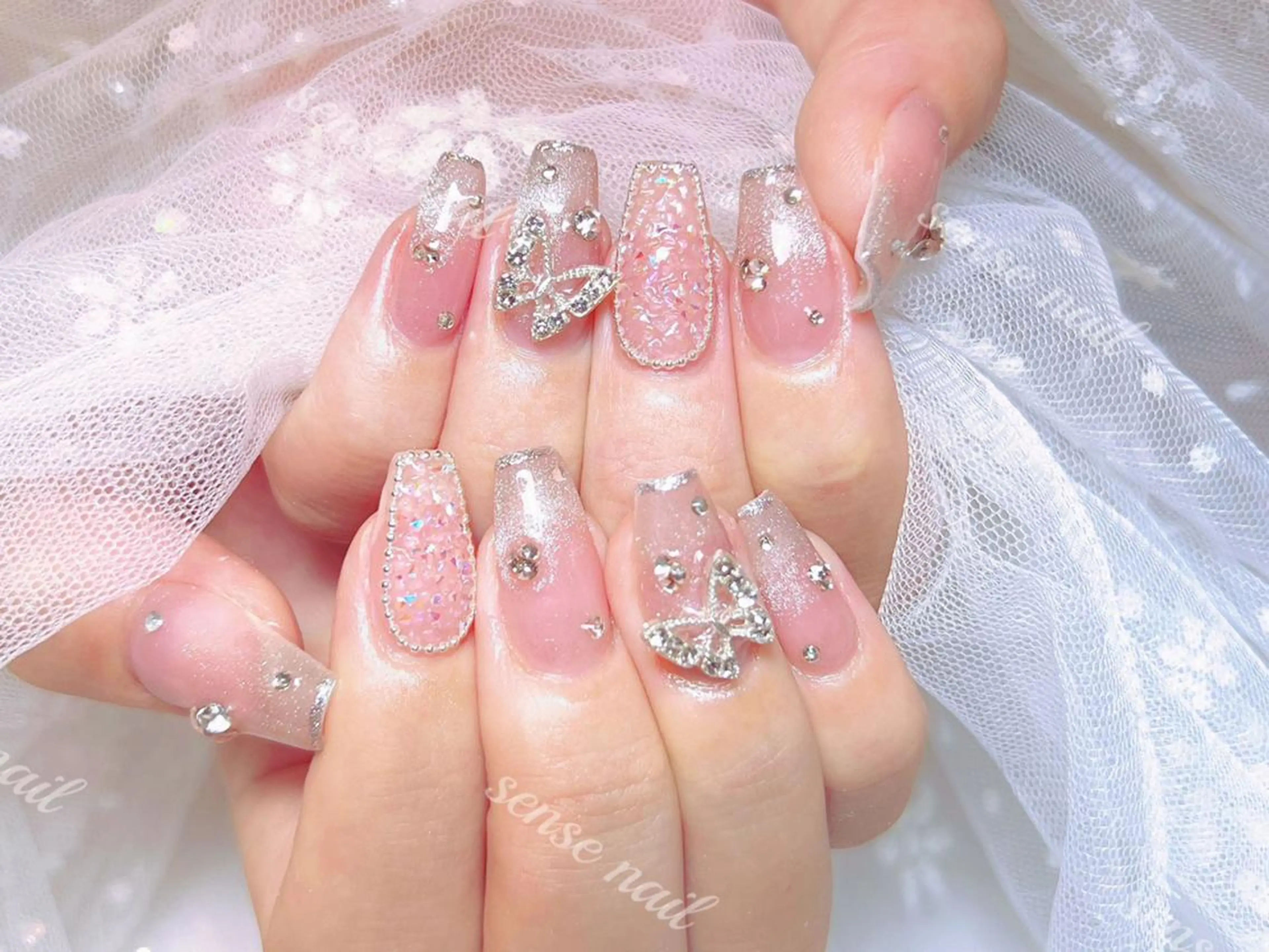 ネイル Queening 🦋のネイルデザイン