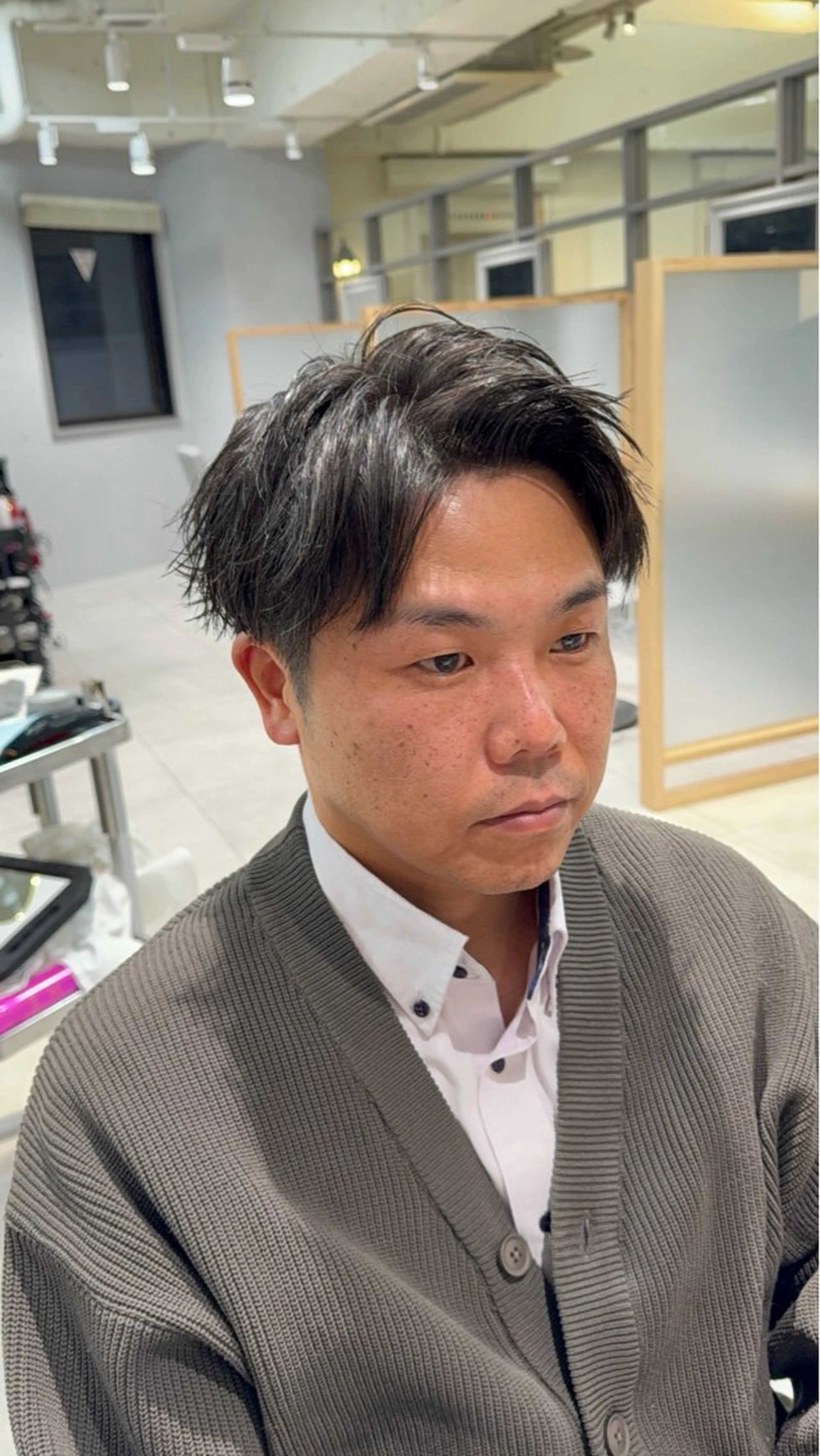 メンズ アップバング 刈り上げ 顔周りカット/レイヤ ーカット透明感カラーのヘアスタイル