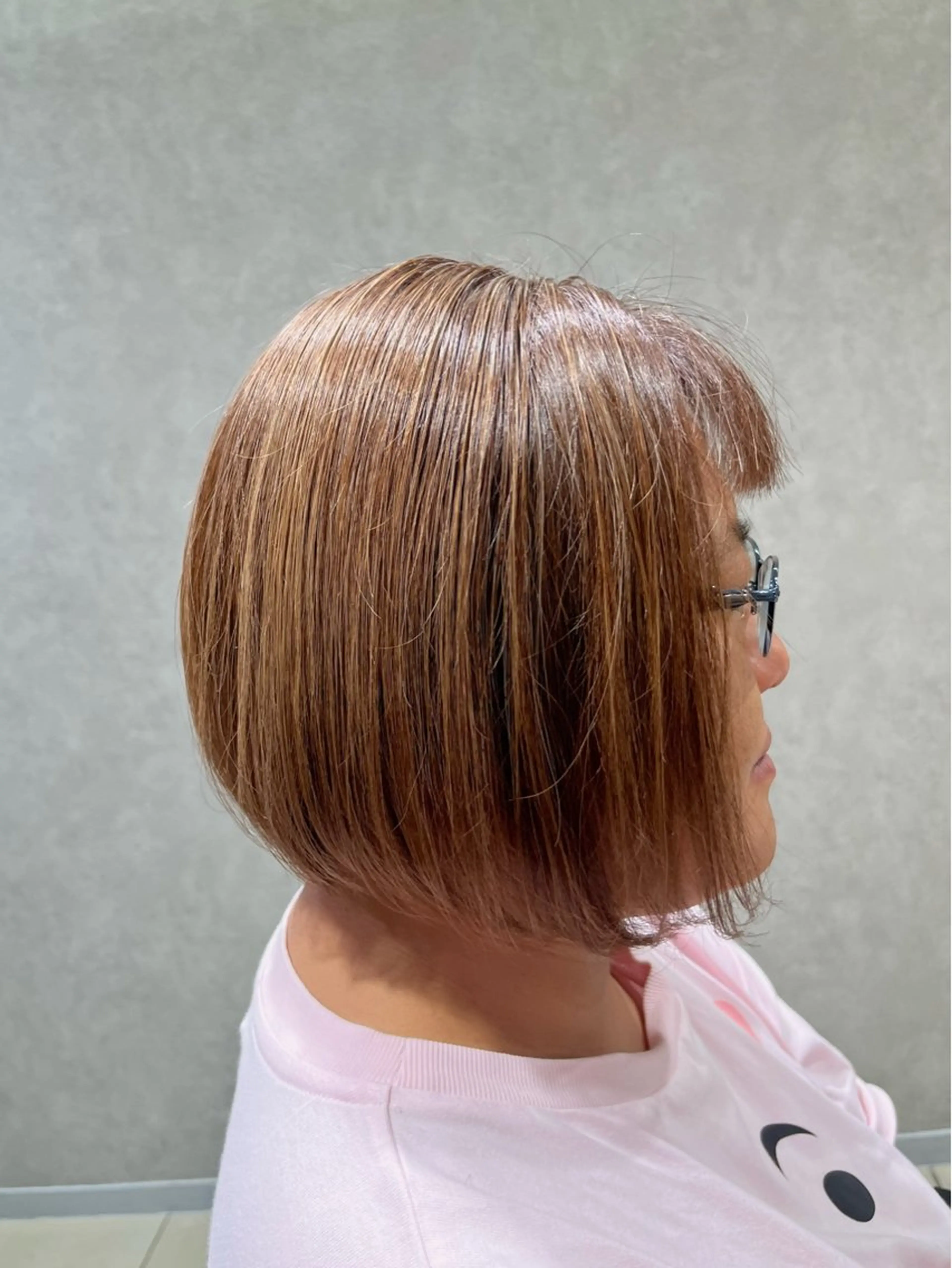 ミディアム カラー ベージュカラー 透明感カラー ハイライトカラー シルバー シルバーベージュ カット ヘアカラー 巖本 真希のヘアスタイル