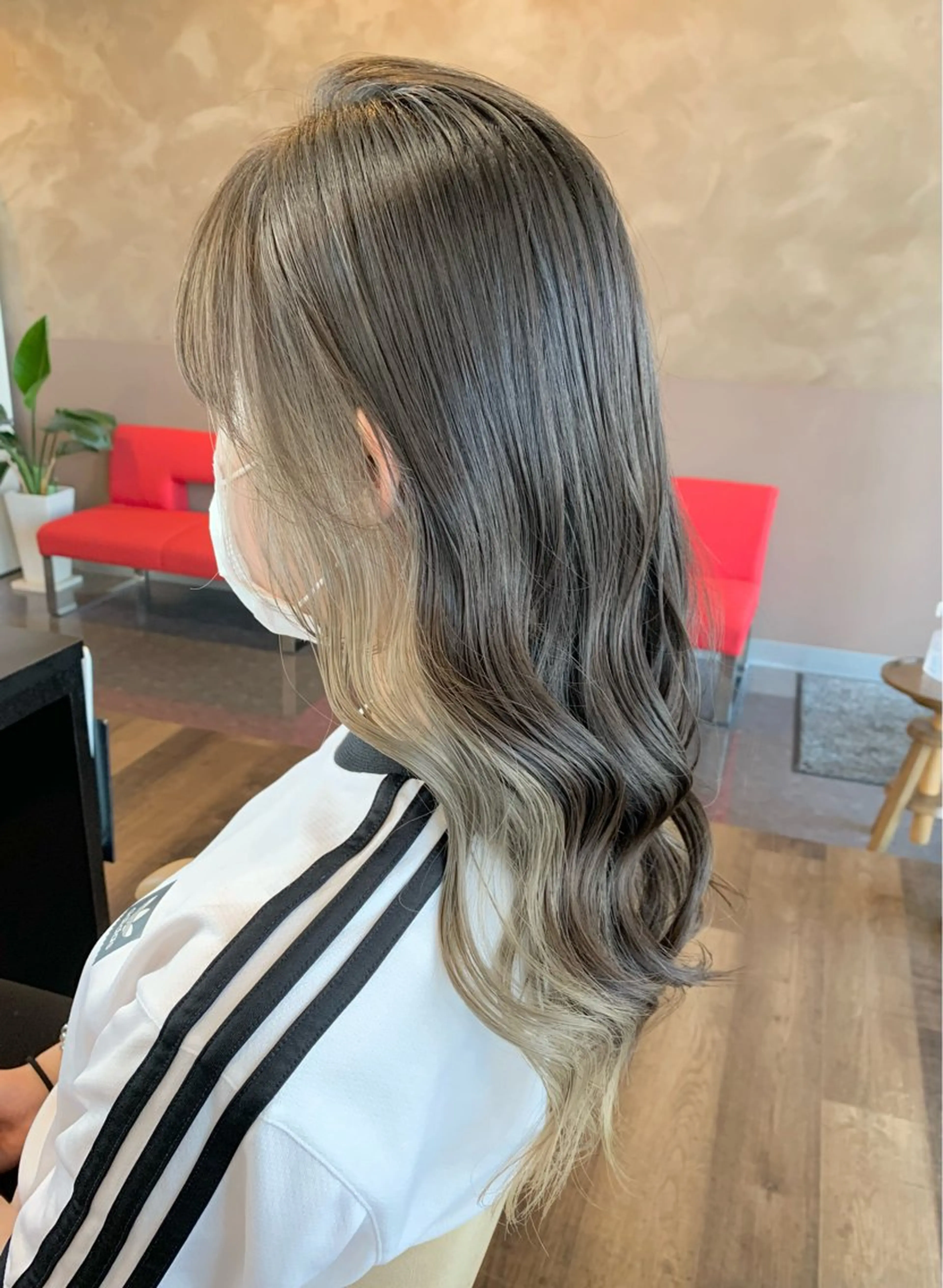 ロング カラー ベージュカラー イヤリングカラー インナーカラー ミルクティーベージュ ヘアカラー トリートメント STYLE　EKI　CITY所属・【艶カラー】 STYLE 和泉俊希のヘアスタイル