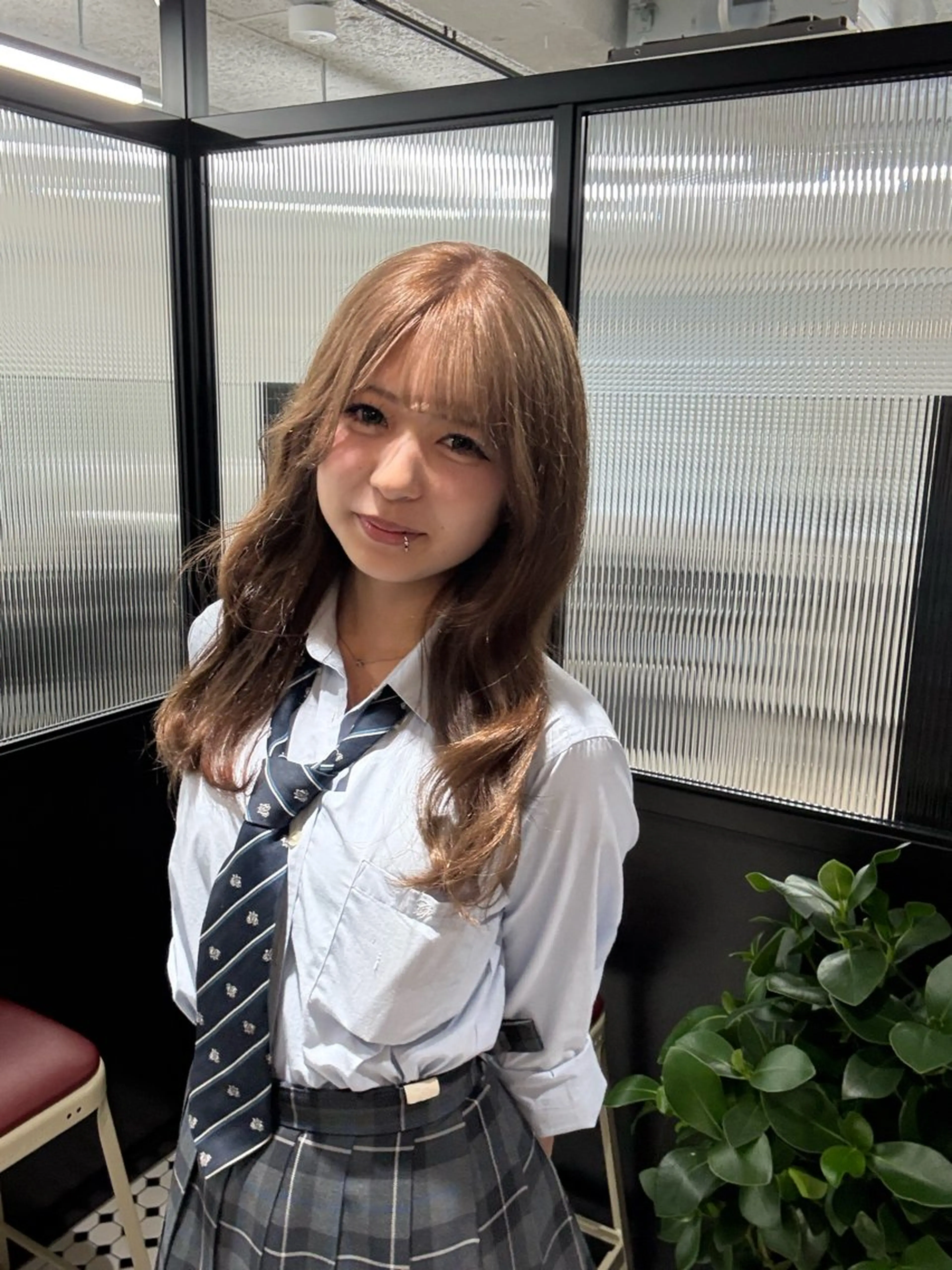 セミロング カラー ヘアカラー トリートメント 韓国ヘア暗髪 ダブルカラーメンズ可のヘアスタイル