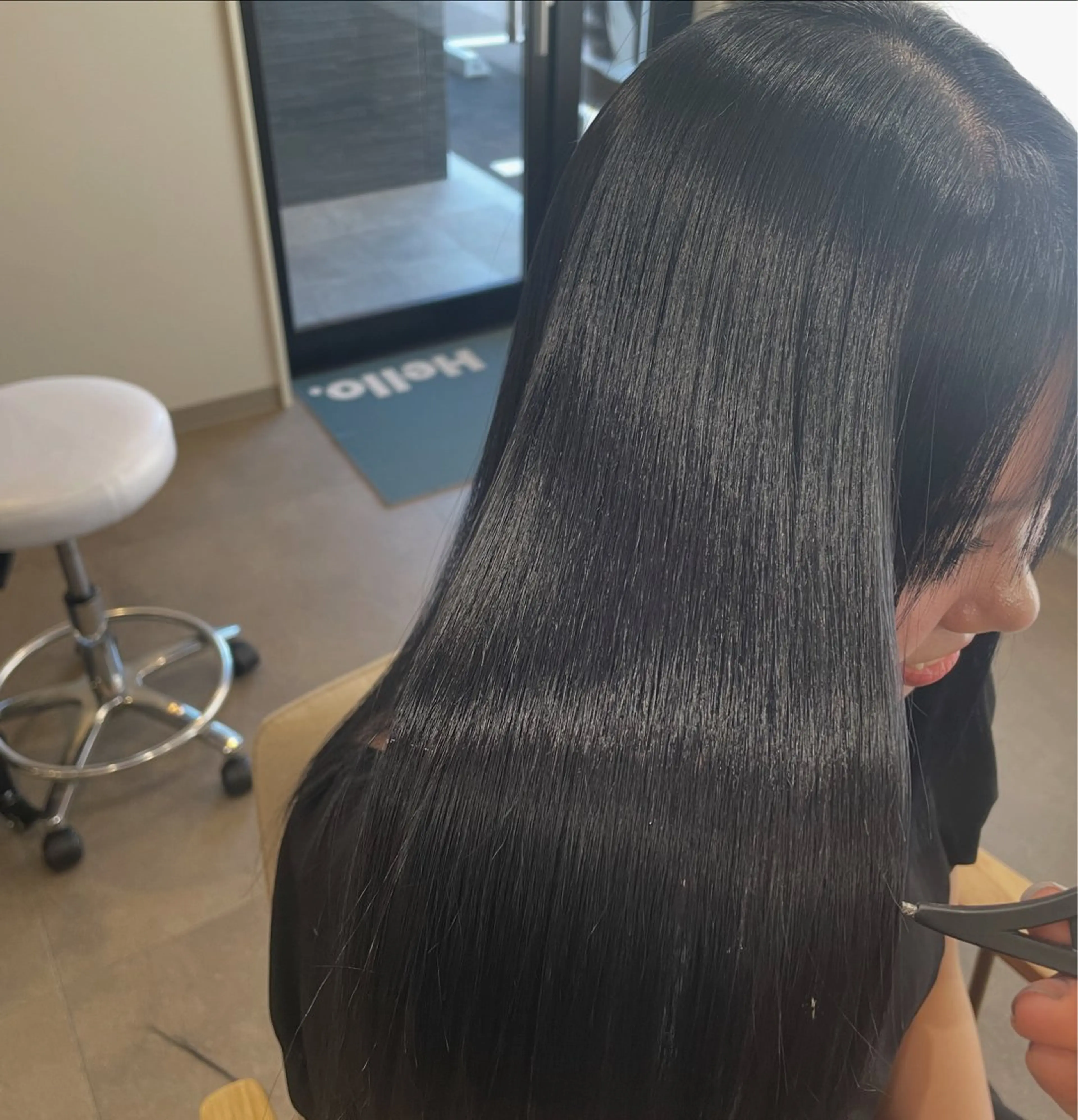髪質改善ストレート＋カット＋システムケアトリートメントの写真