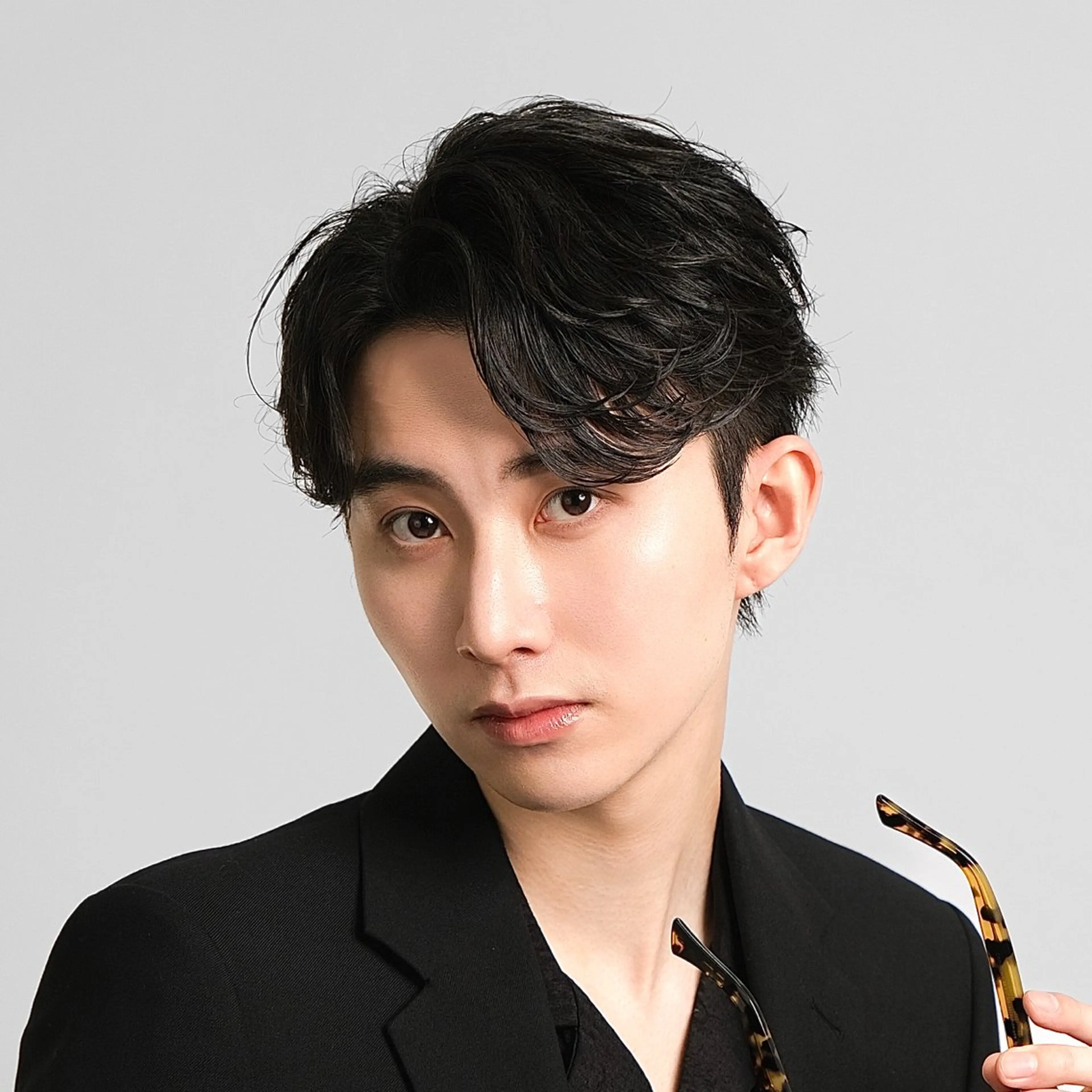パーマ メンズ センターパート メンズハイトーン メンズ韓国風 メンズパーマ メンズウルフカット カット メンズカット/レイヤ ーカット大名Lay.のヘアスタイル