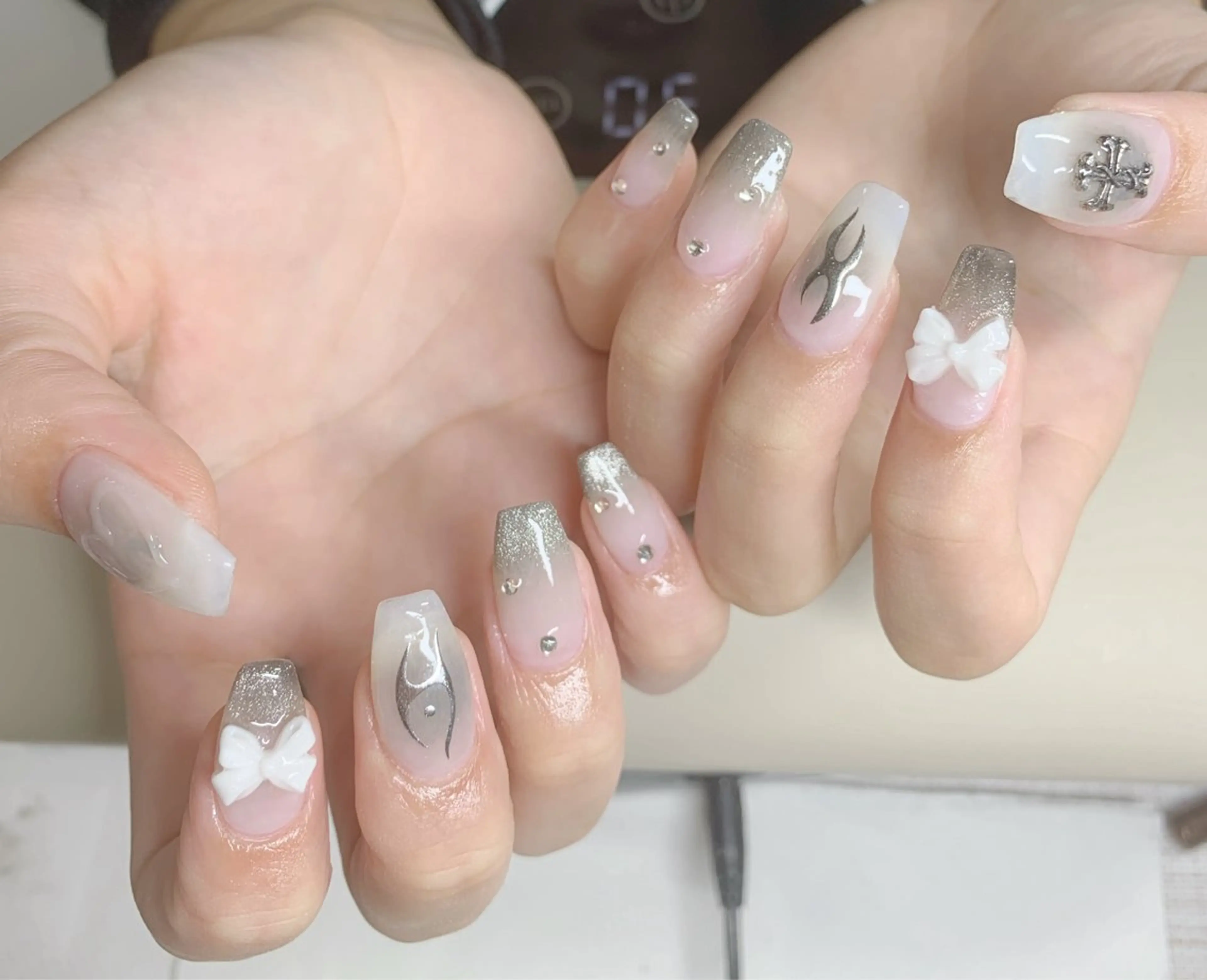 ネイル チークネイル グラデーション 冬ネイル mira-cle大濱美容アカデミー所属・AI NAのネイルデザイン