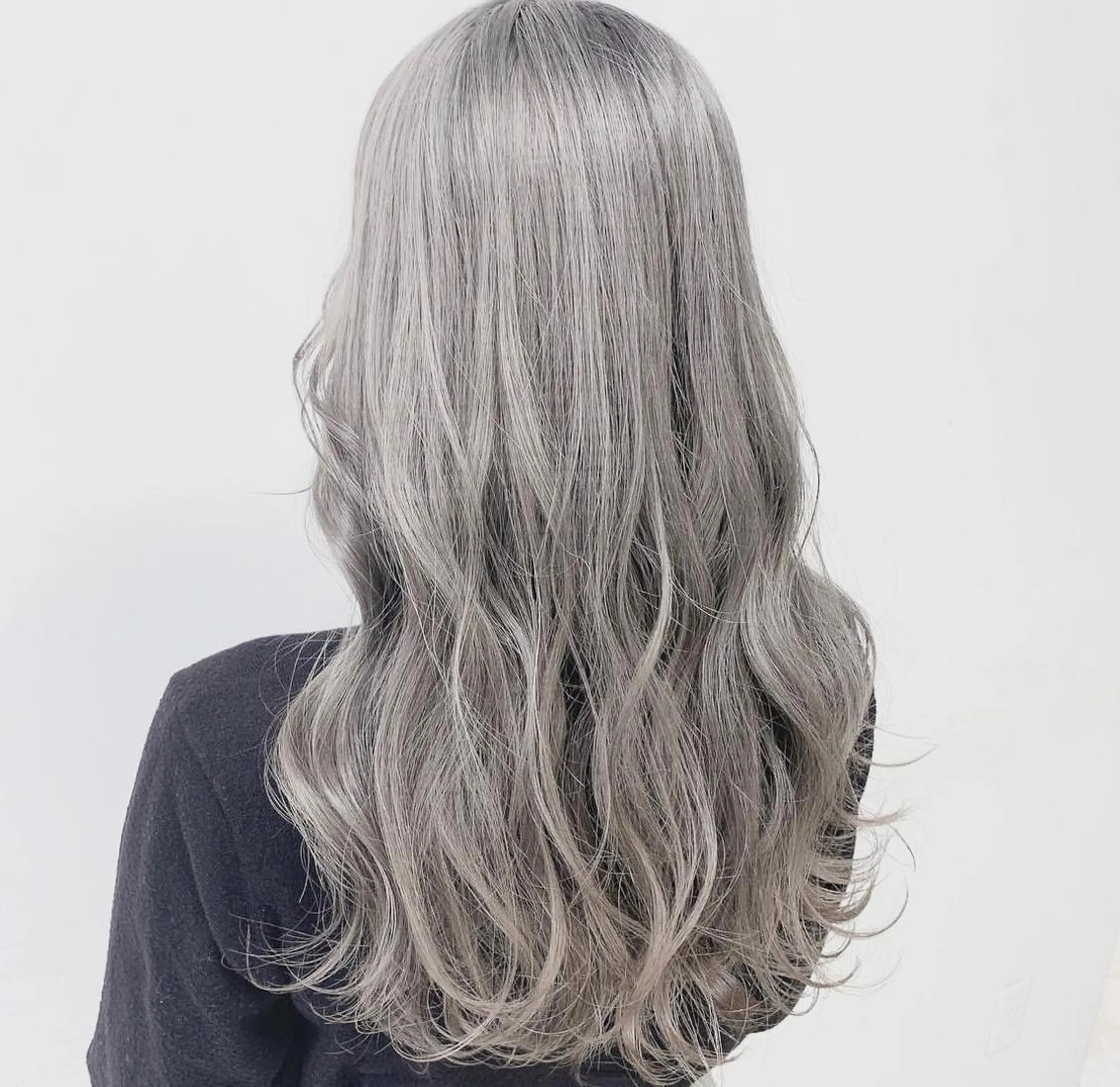 カラー ブリーチ シルバー ホワイトシルバー LAFRE (ラフリ)所属・ケアブリーチ 黒瀬有汰のヘアスタイル