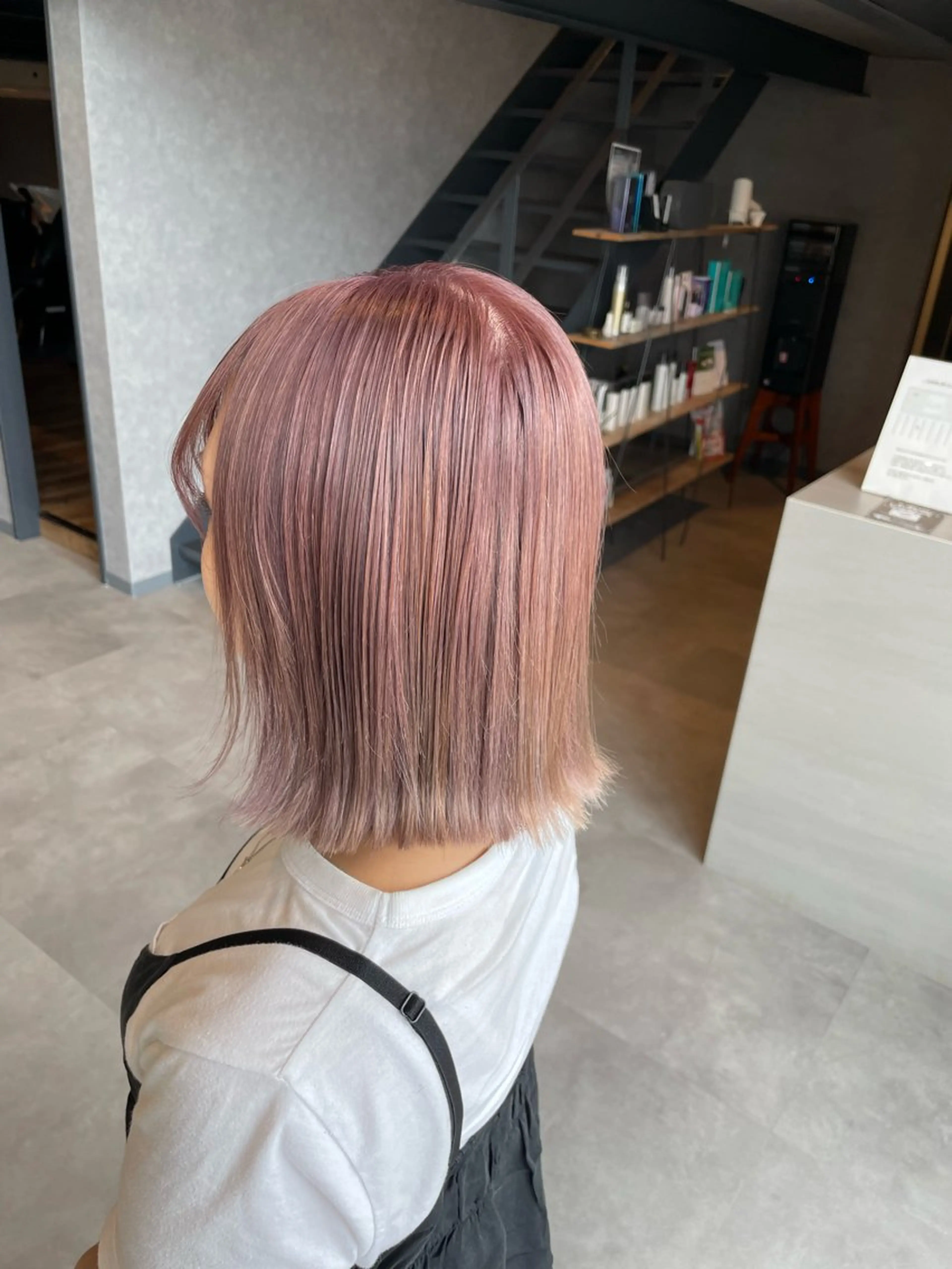 ショート カラー ベージュカラー ブリーチ ピンクカラー ピンクベージュ ホワイトピンク カット ヘアカラー トリートメント ayaka |トレンドヘアのヘアスタイル