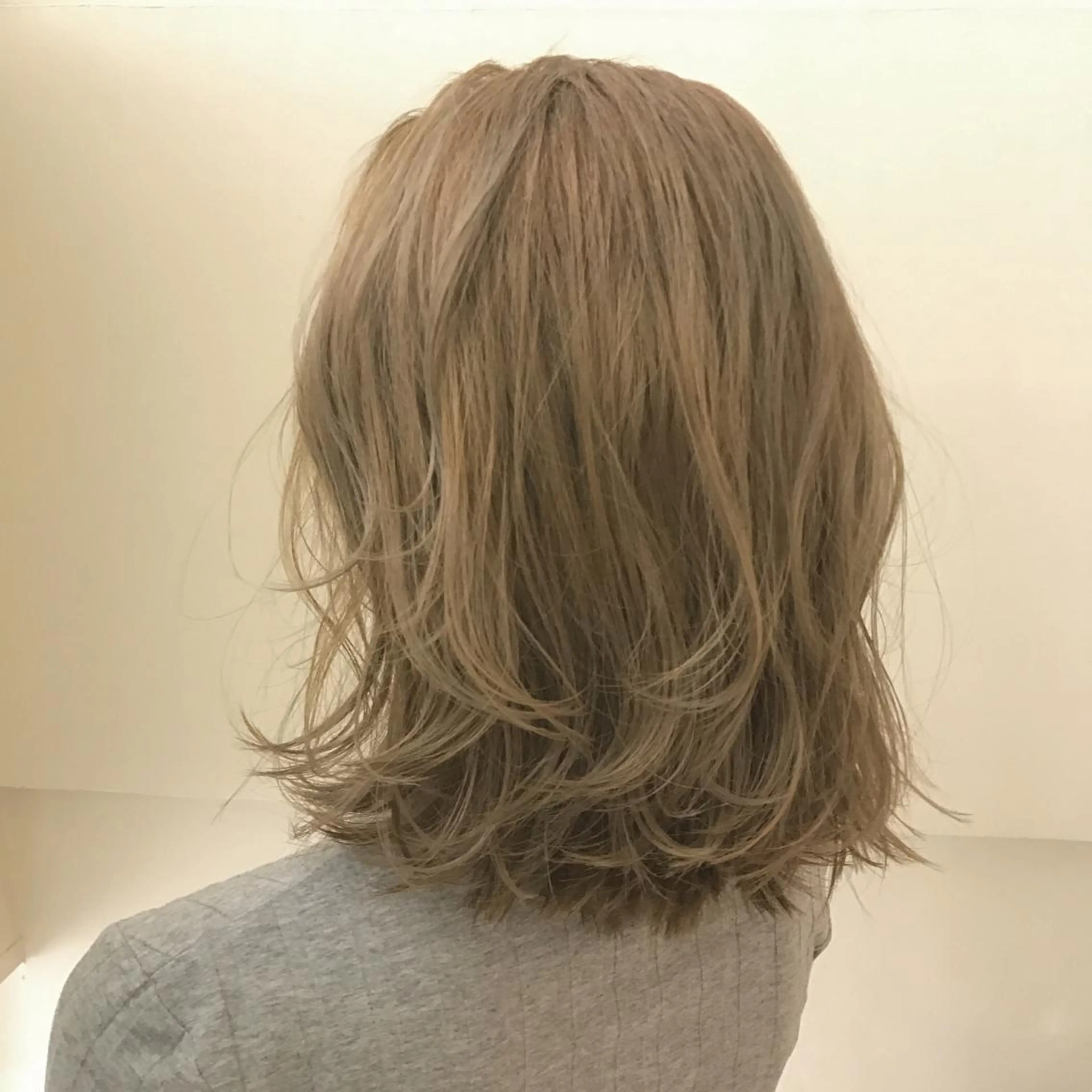 ミディアム カラー ベージュカラー フォギーベージュ トリートメント AILEE所属・ウルフカット レイヤーカット上柿のヘアスタイル