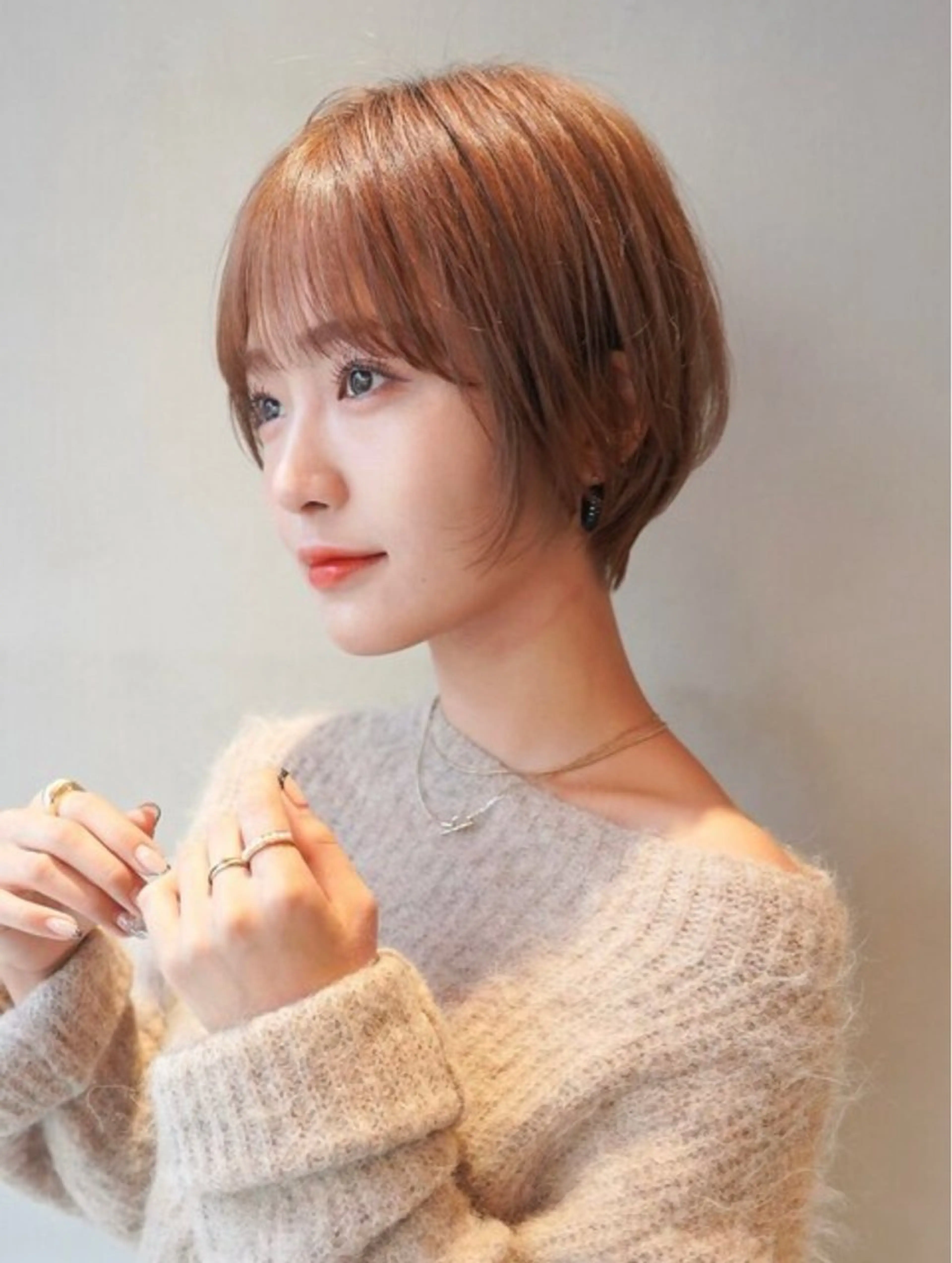 ショート カラー ニュアンスパーマ/ ハイトーン/毛流れのヘアスタイル