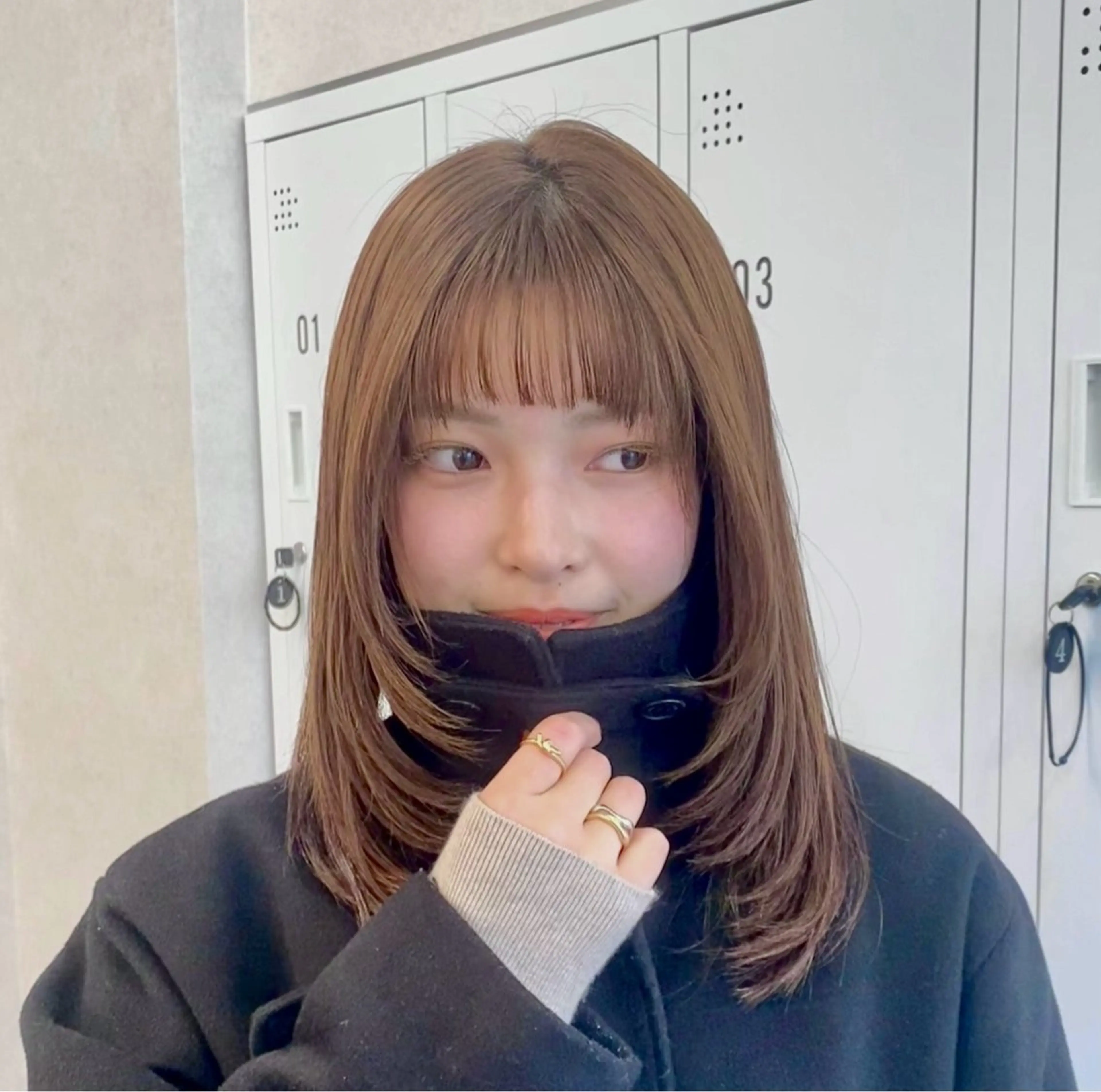 ミディアム カラー レイヤーカット オン眉 ヘアカラー トリートメント ネヅ カオルのヘアスタイル