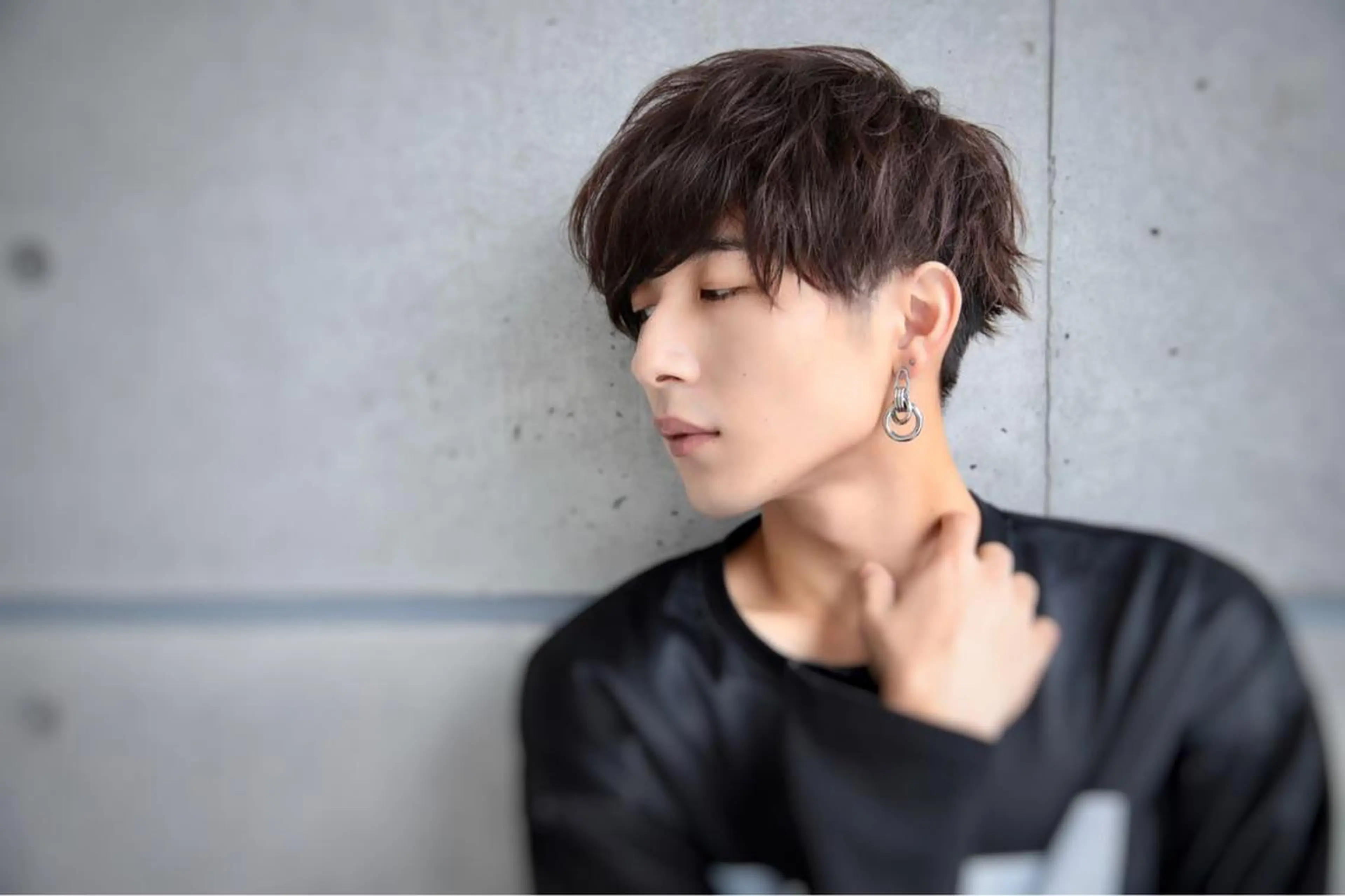 ショート パーマ メンズ アップバング メンズブリーチ ビジネス センターパート メンズハイトーン カット ヘアカラー トリートメント ヘッドスパ ヘアセット 赤み消し🌿 透明感カラー🫧のヘアスタイル