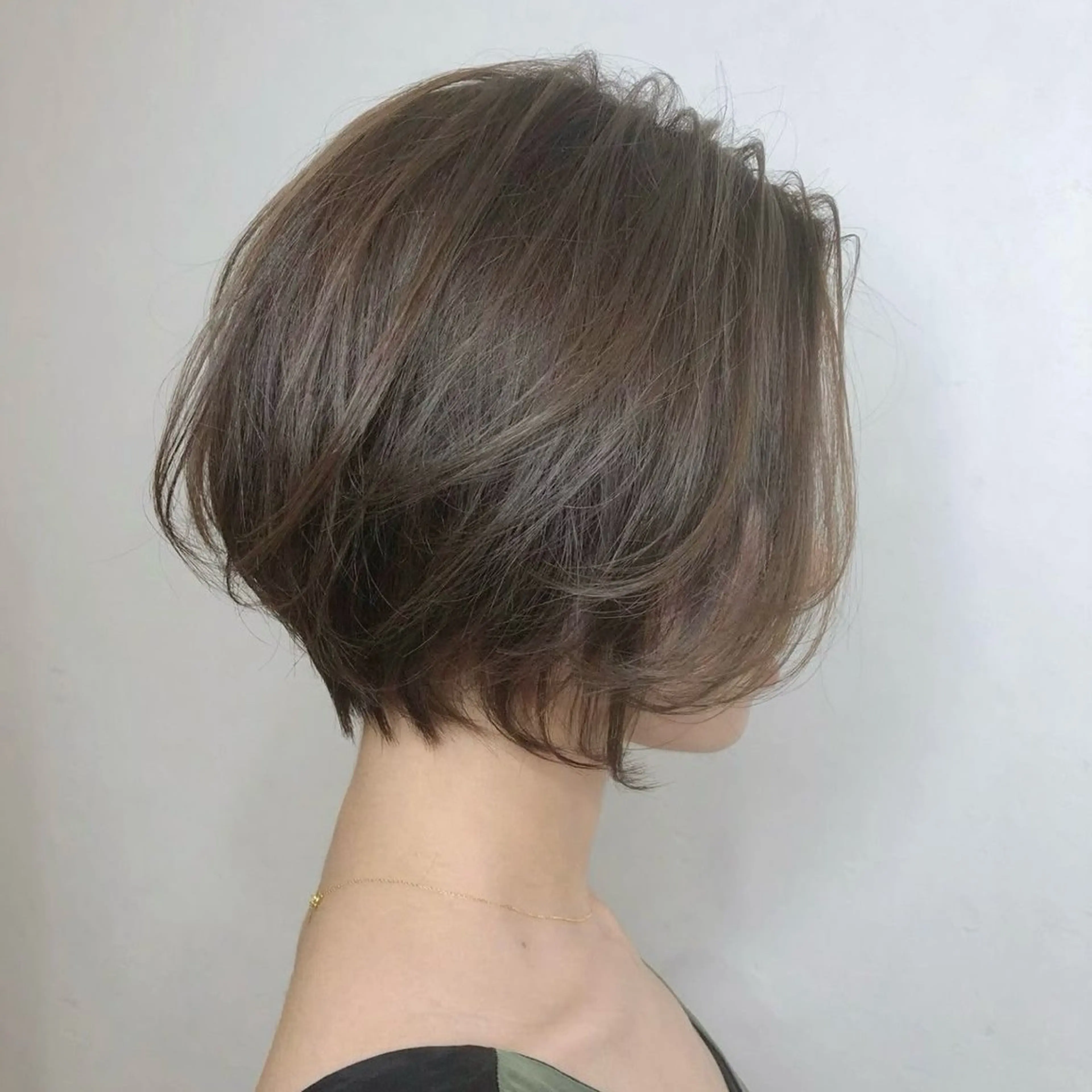 ショート ココナ./ 艶っぽカラーのヘアスタイル