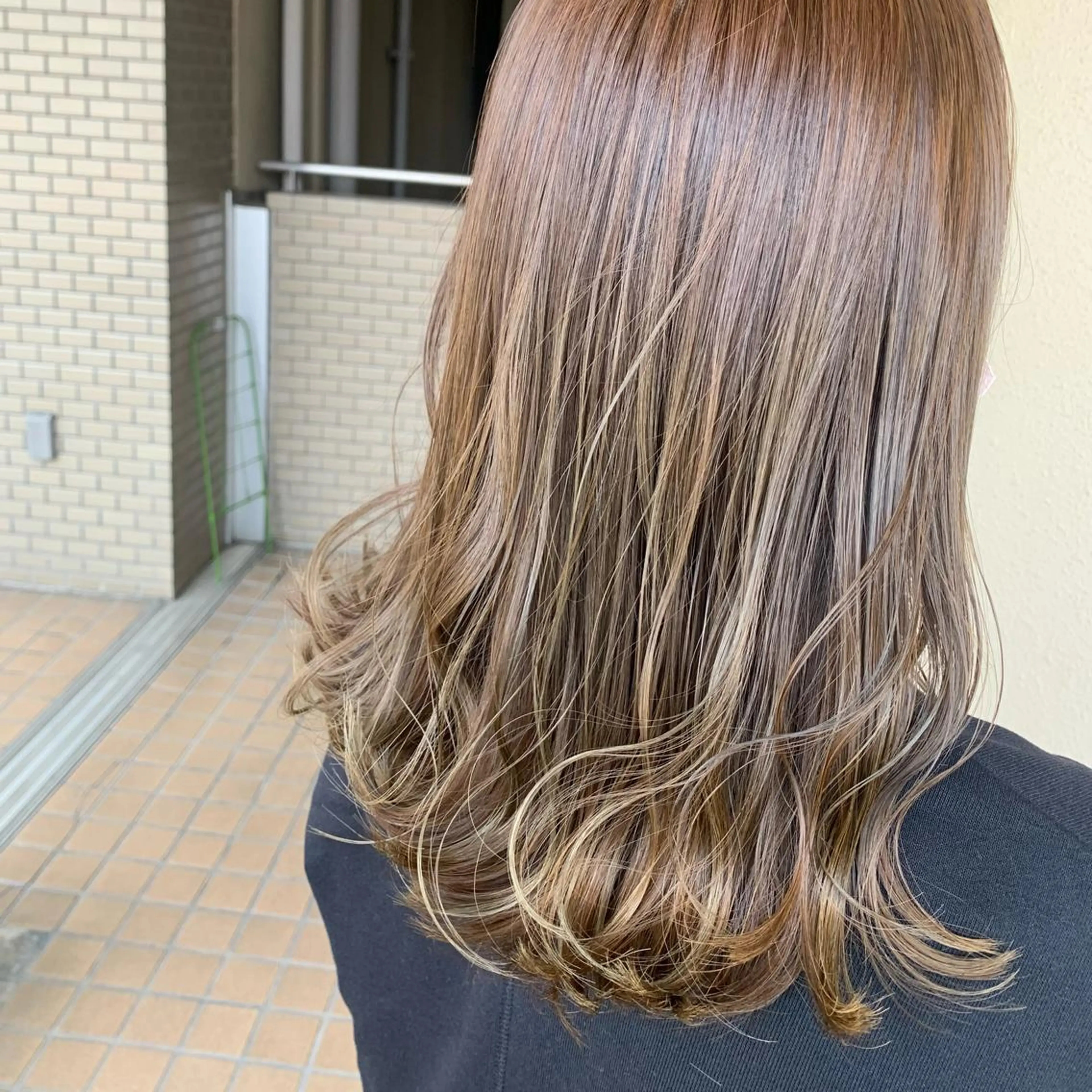 ミディアム カラー ベージュカラー カット ヘアカラー トリートメント regalo Acari🍎のヘアスタイル