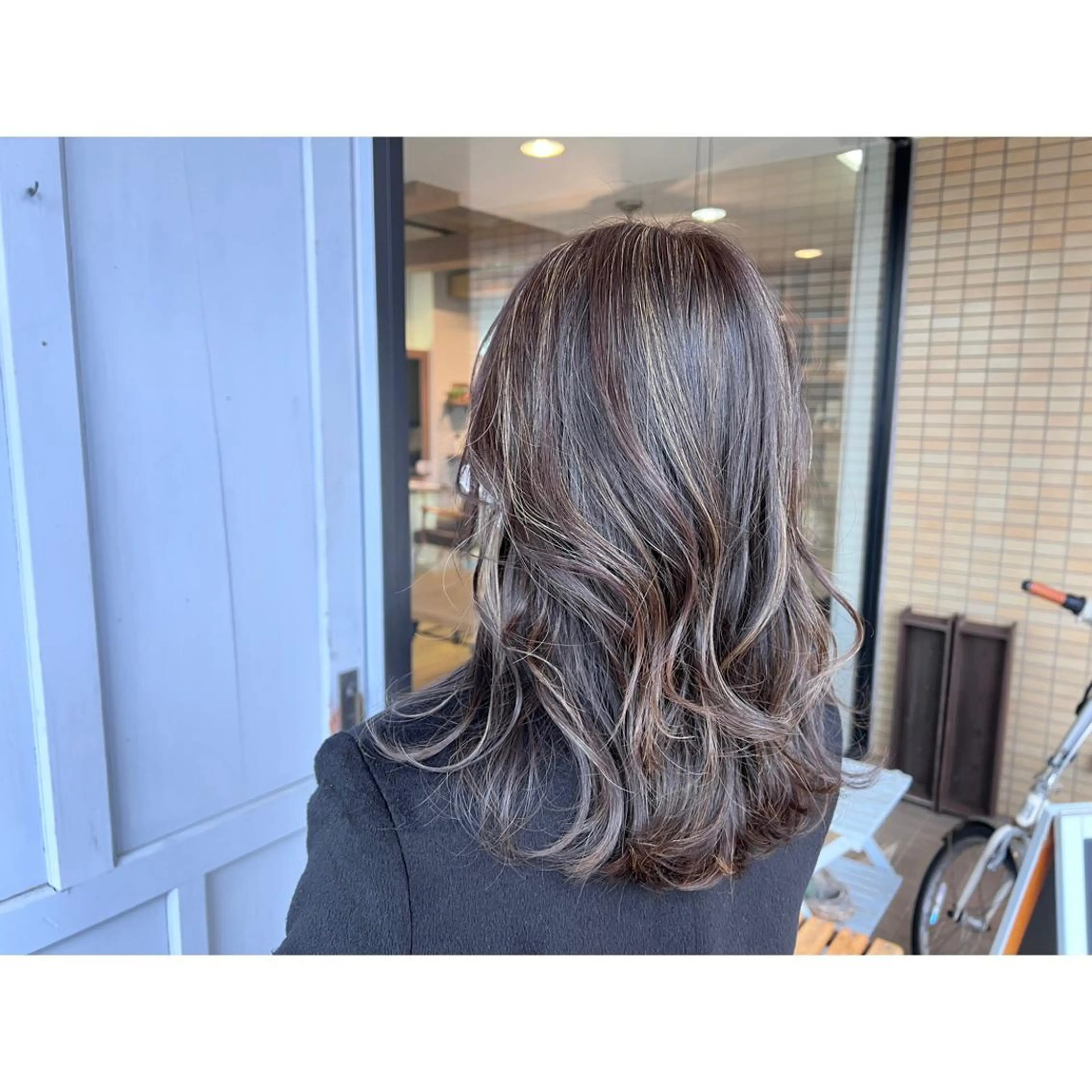 ロング カラー アッシュ アッシュグレー ハイライトカラー ハイライト ヘアカラー トリートメント ツキダテ ユイのヘアスタイル