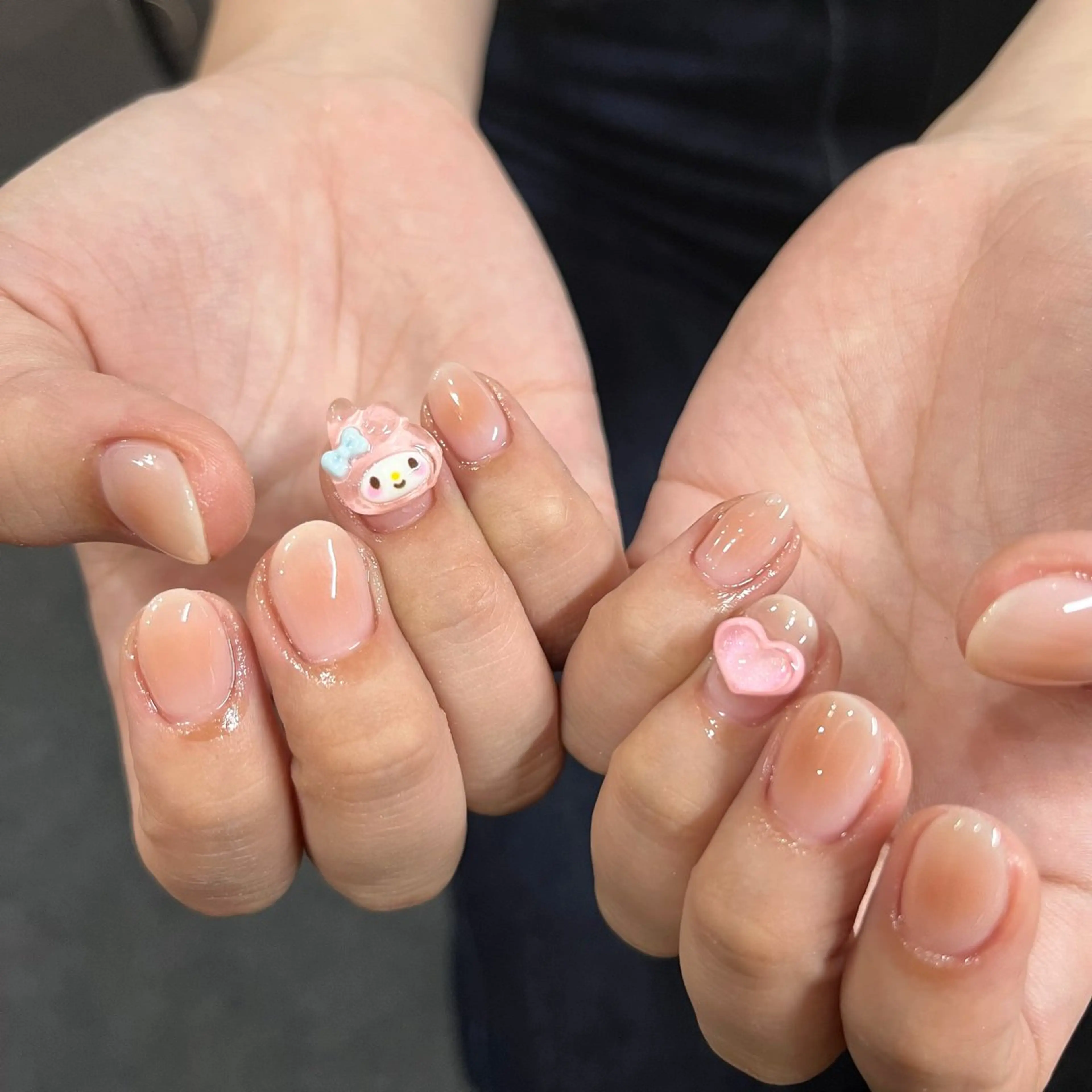 ネイル チークネイル ハート ピンク ショートネイル ハンドネイル ハンドケア 🎀NAIL🎀 AI🪄︎︎◝✩のネイルデザイン