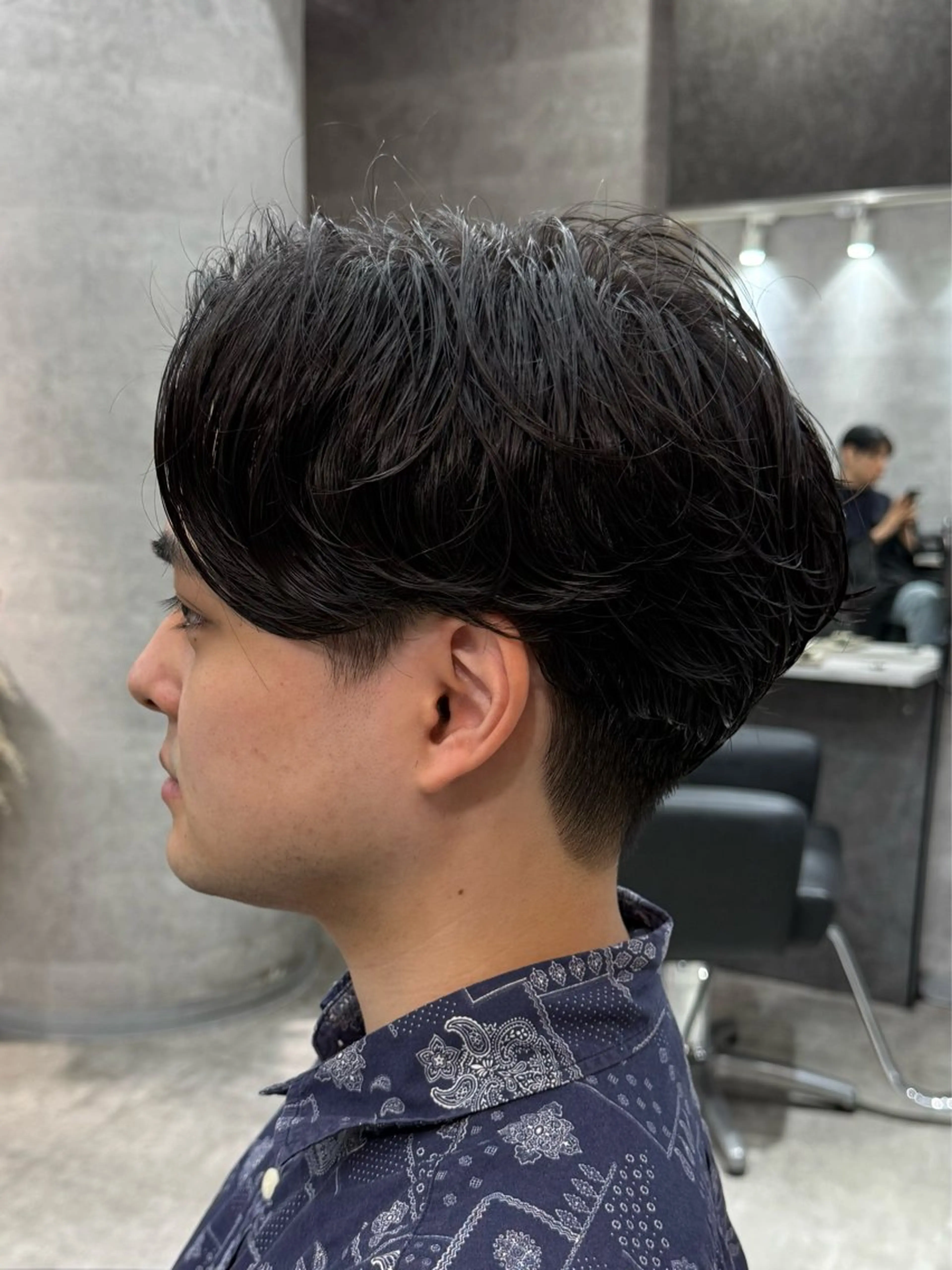 ショート パーマ メンズ ビジネス センターパート フェードカット フェザーパーマ メンズ韓国風 カット パーマ トリートメント ヘアセット youres hair 髪質改善トリートメント&ヘッドスパ　新宿WEST【ユアーズヘア】所属・新宿メンズパーマ TAKEメンズカットのヘアスタイル