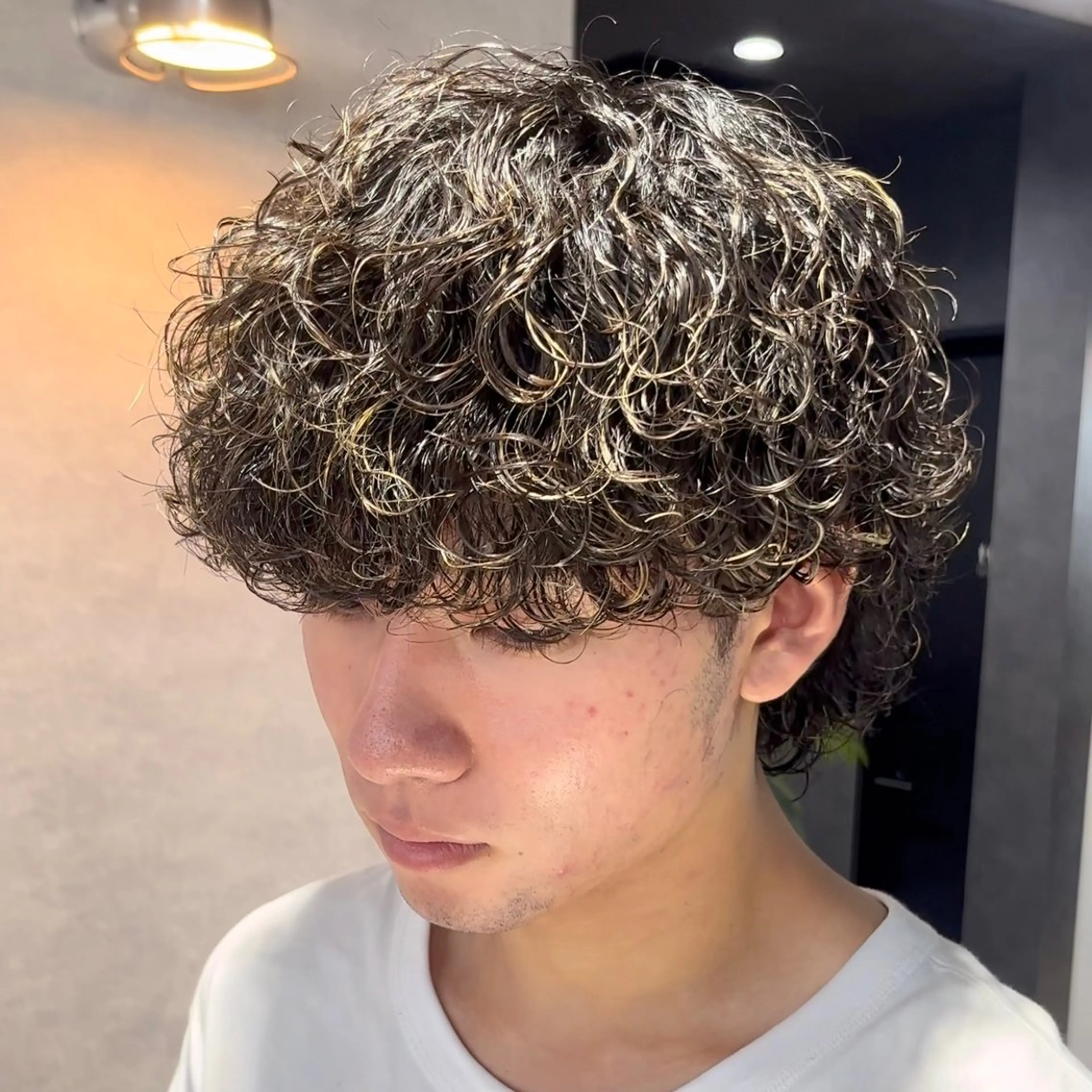 ショート カラー パーマ メンズ 波巻きパーマ カット パーマ ヘッドスパ ヘアセット センターパート マスターかずまのヘアスタイル