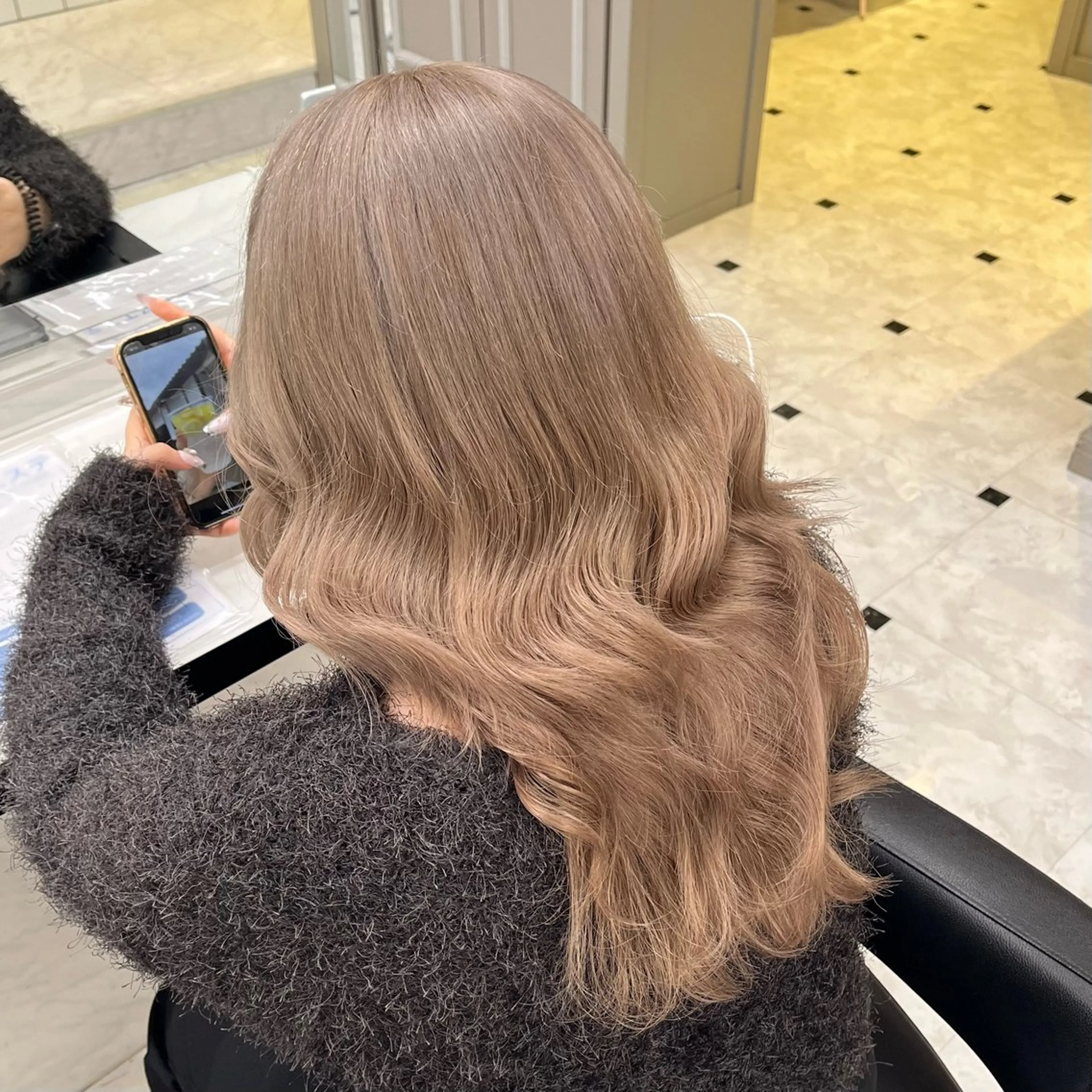 セミロング カラー ヘアアレンジ ヘアカラー 🍒透明感カラー🌨 🥕ハイトーンカラーのヘアスタイル