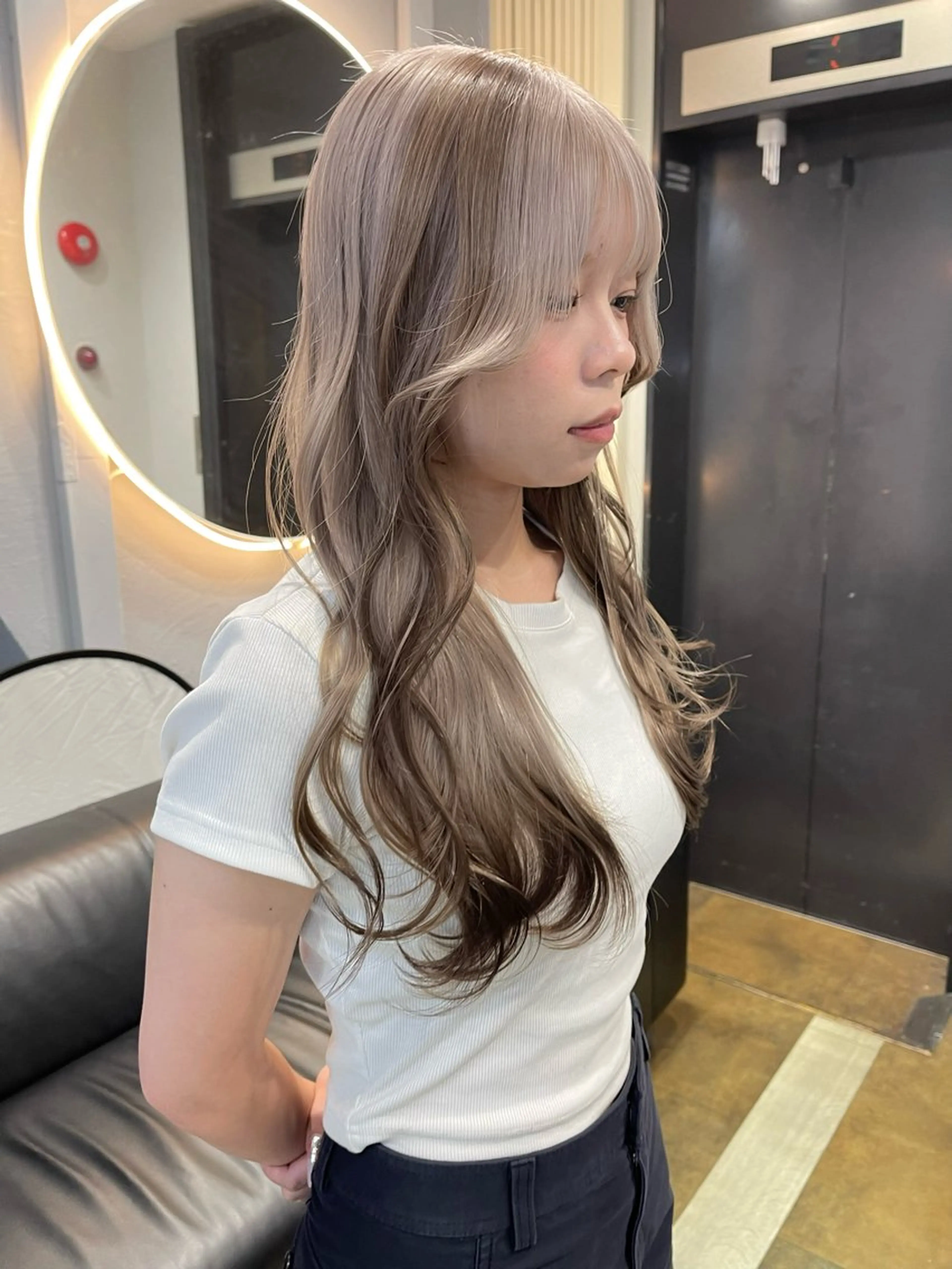 ロング カラー ベージュカラー ブリーチ ケアブリーチ デザインカラー ダブルカラー カット ヘアカラー トリートメント 宮崎　達也 ミルクティーベージュのヘアスタイル