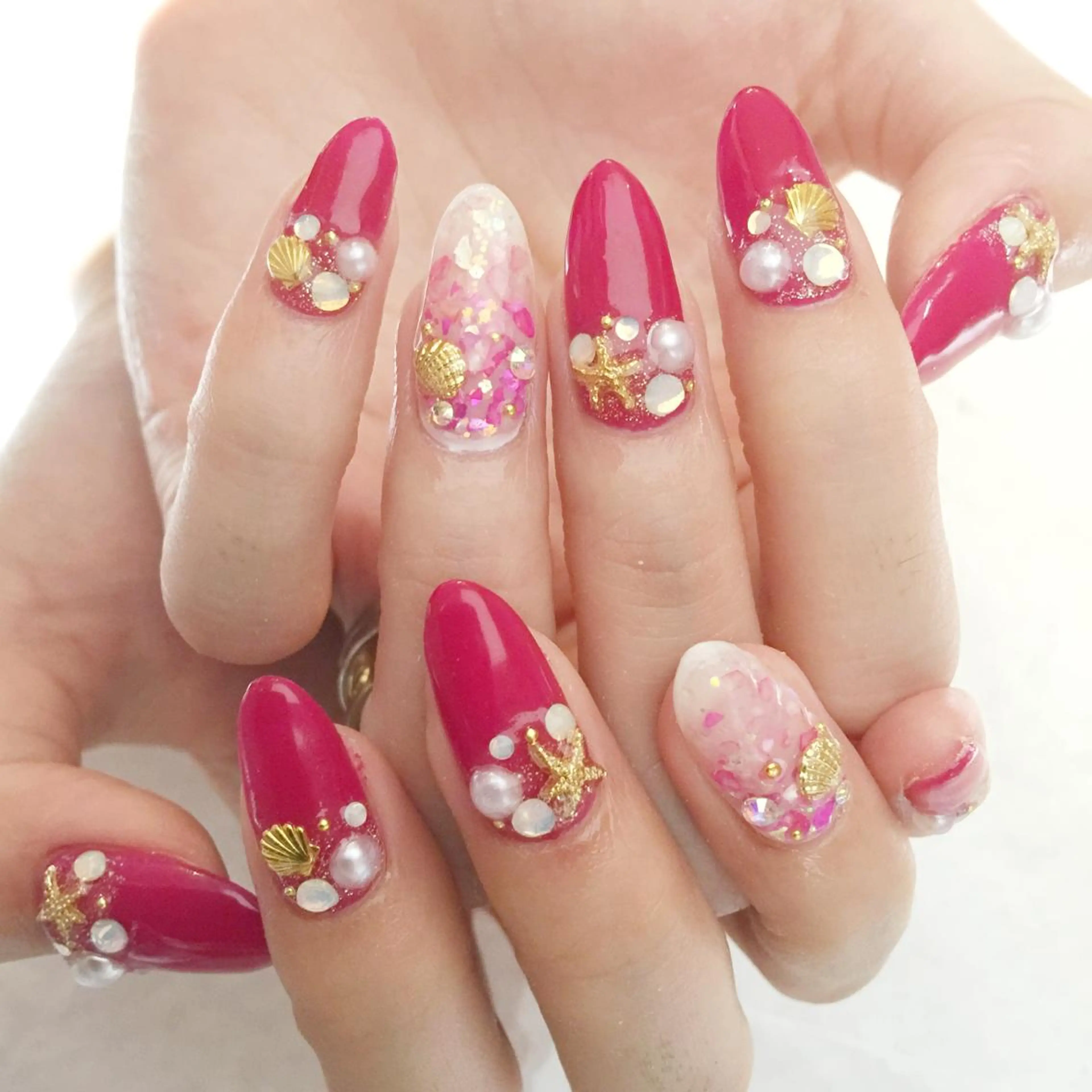ネイル ジェルネイル 赤色 ストーンネイル YUN 💅のネイルデザイン