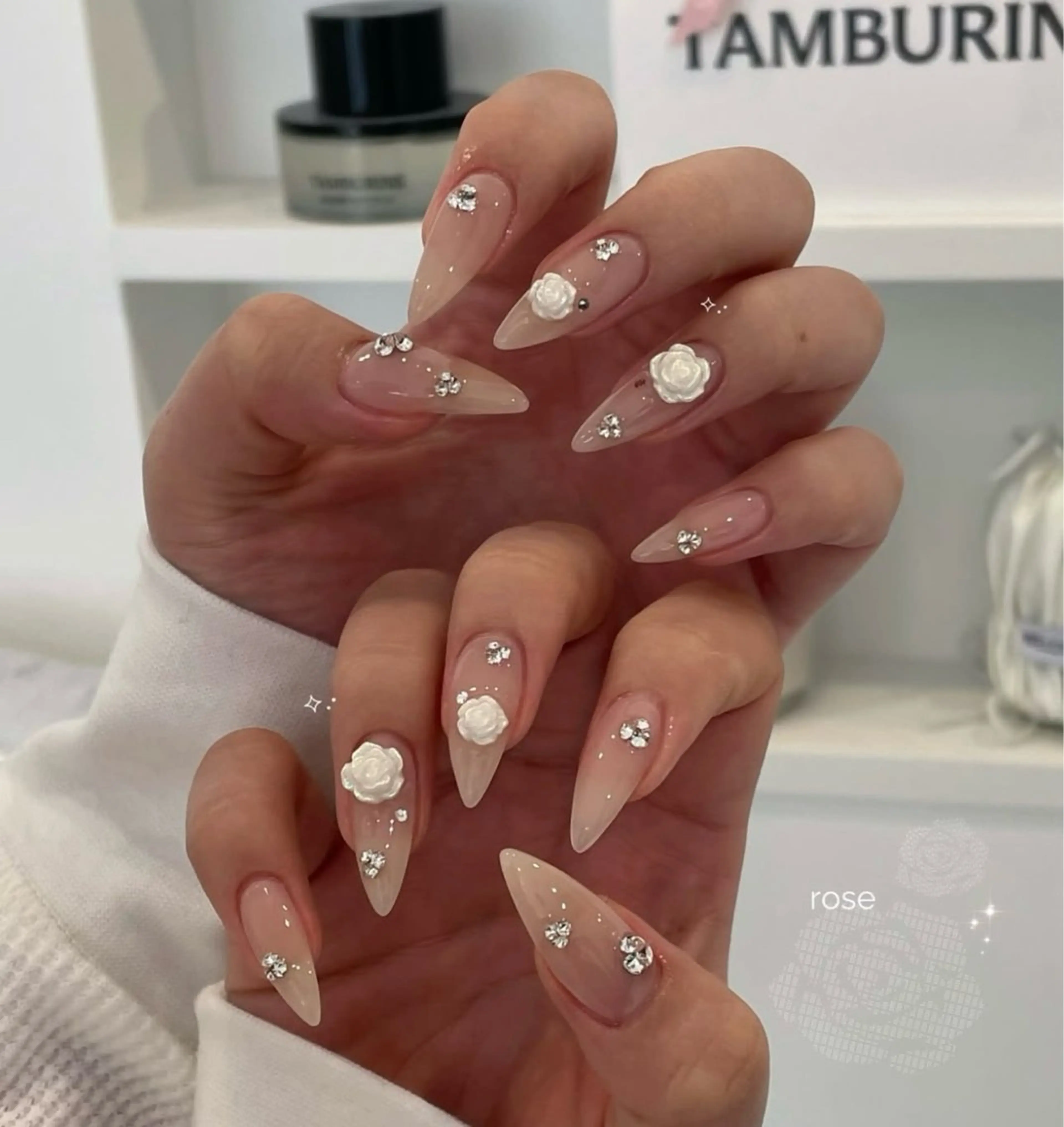 ネイル グラデーション ストーンネイル ブライダルネイル ホワイト ハンドネイル BERA NAILSのネイルデザイン