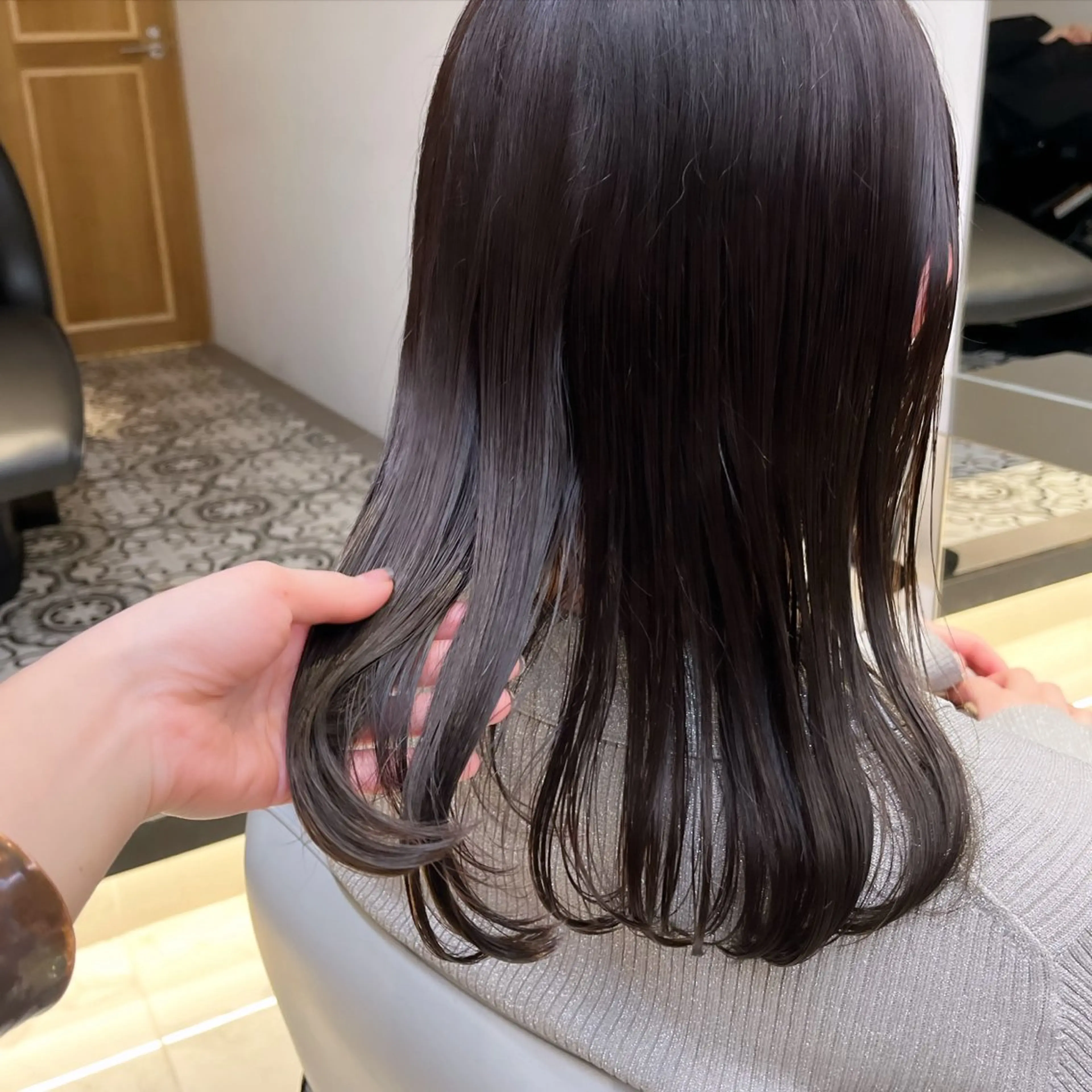 ミディアム カラー ブラウンカラー ショコラブラウン 透明感カラー ココアブラウン ダークブラウン ヘアカラー トリートメント ヘッドスパ ヘアセット カジュアルを女っぽく 𝗮𝘆𝗮𝗰𝗼のヘアスタイル