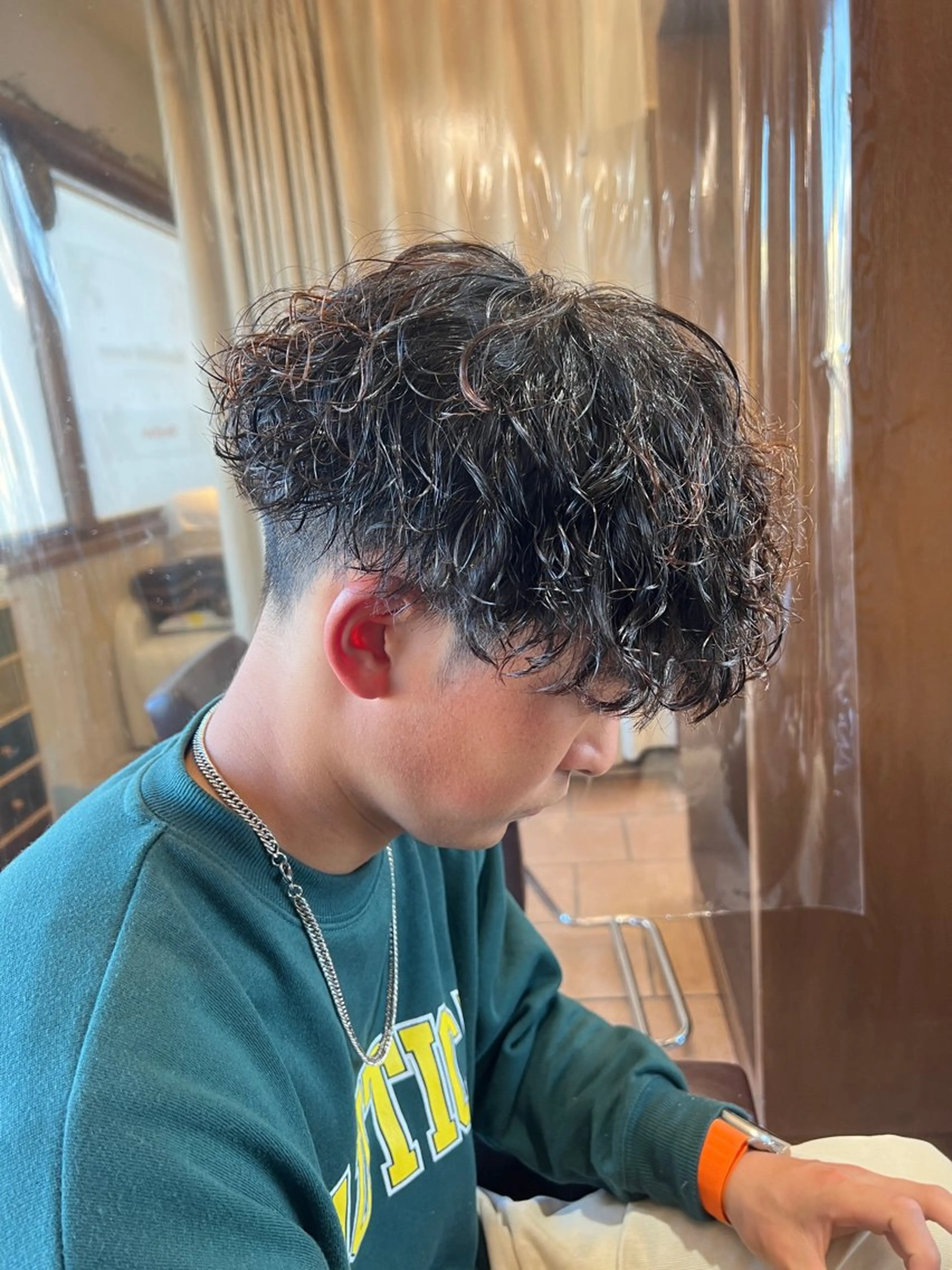 ミディアム パーマ メンズ ミディアムパーマ メンズパーマ 波巻きパーマ カット パーマ メンズカットパーマ ✂️ JOYAのヘアスタイル