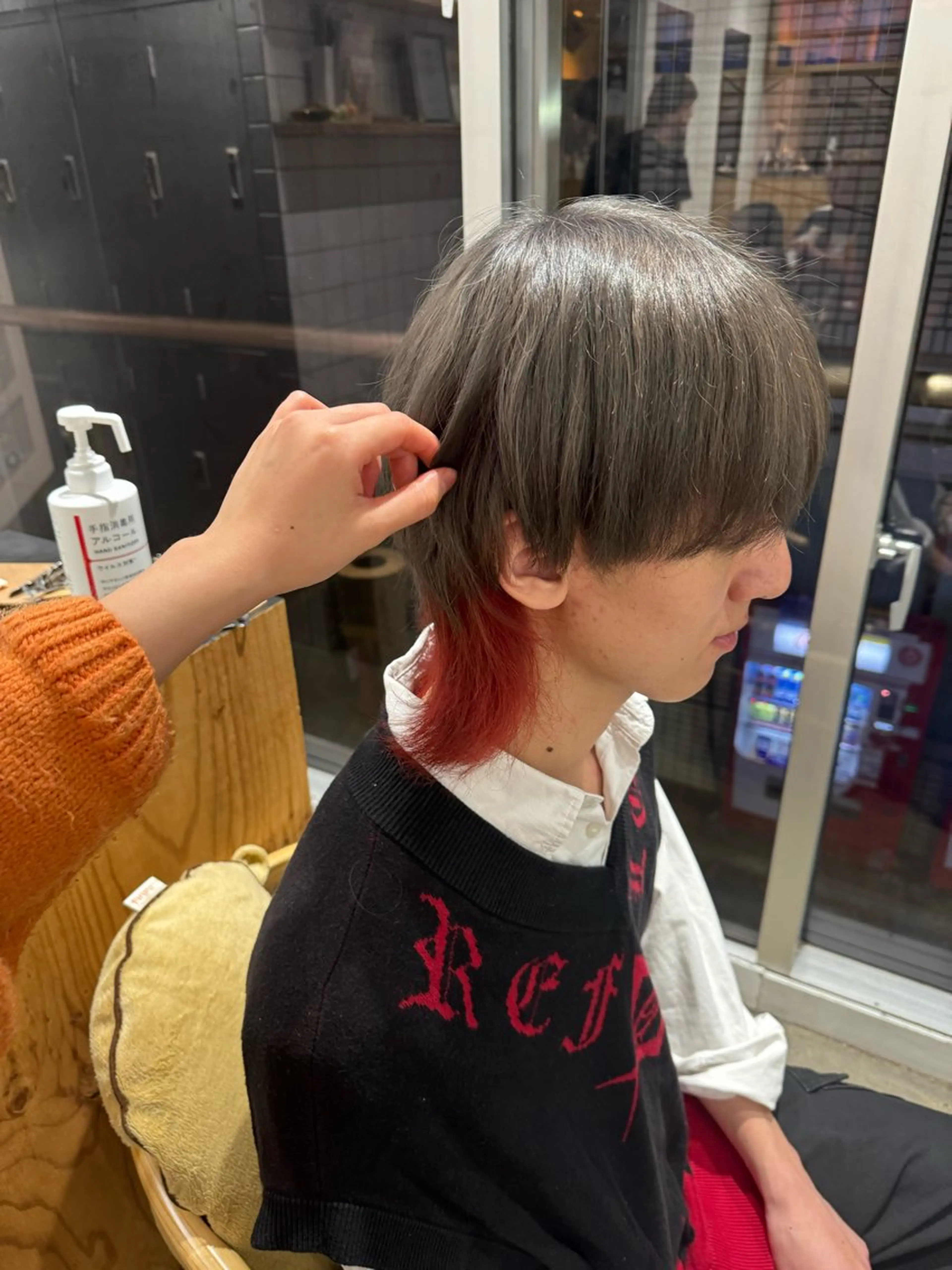 ショート カラー メンズ メンズブリーチ メンズウルフカット ブリーチ デザインカラー レッドカラー 新宿 似合わせカラー HINAのヘアスタイル