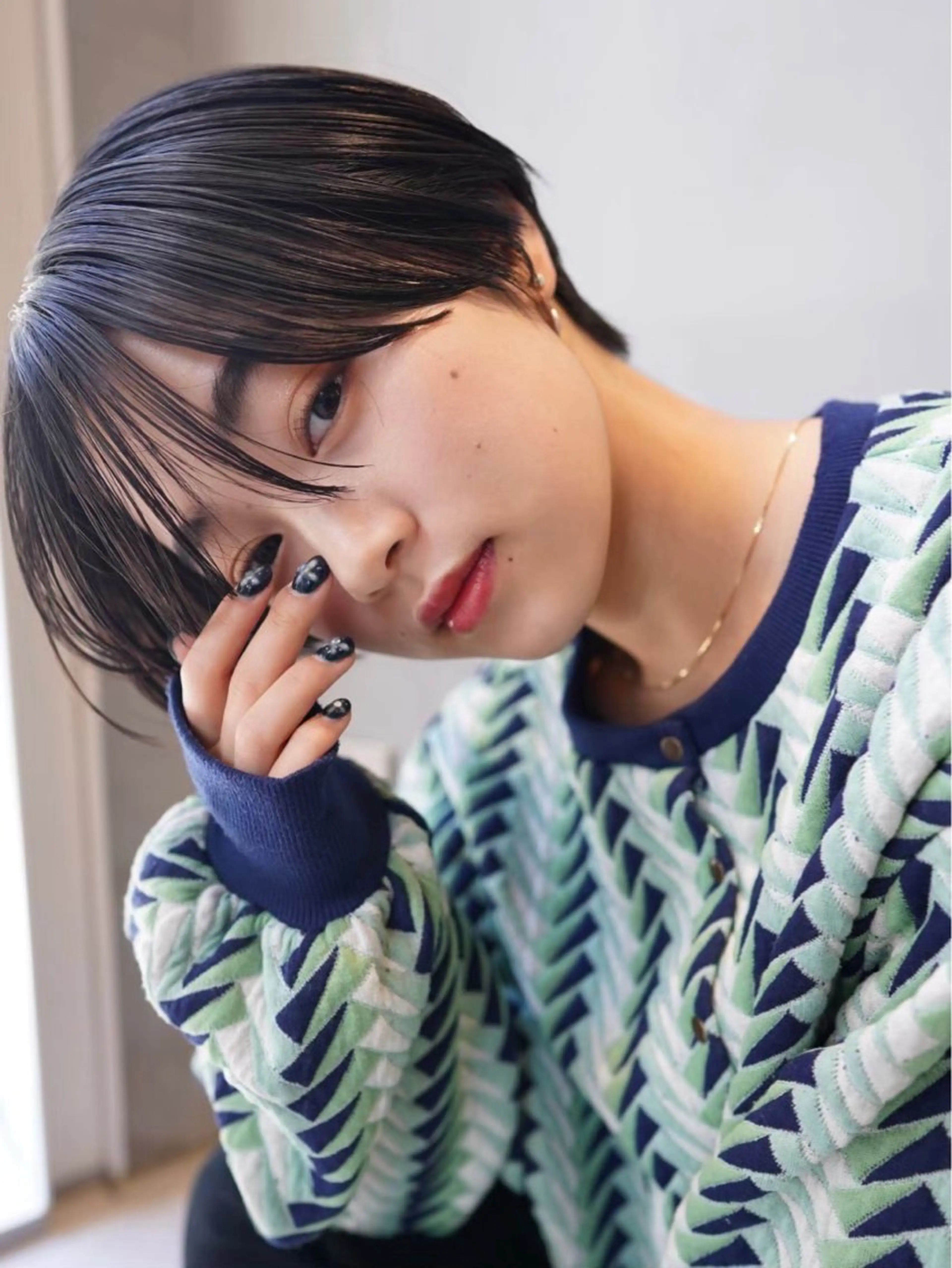 ショート レイヤーカット /センターパートのヘアスタイル
