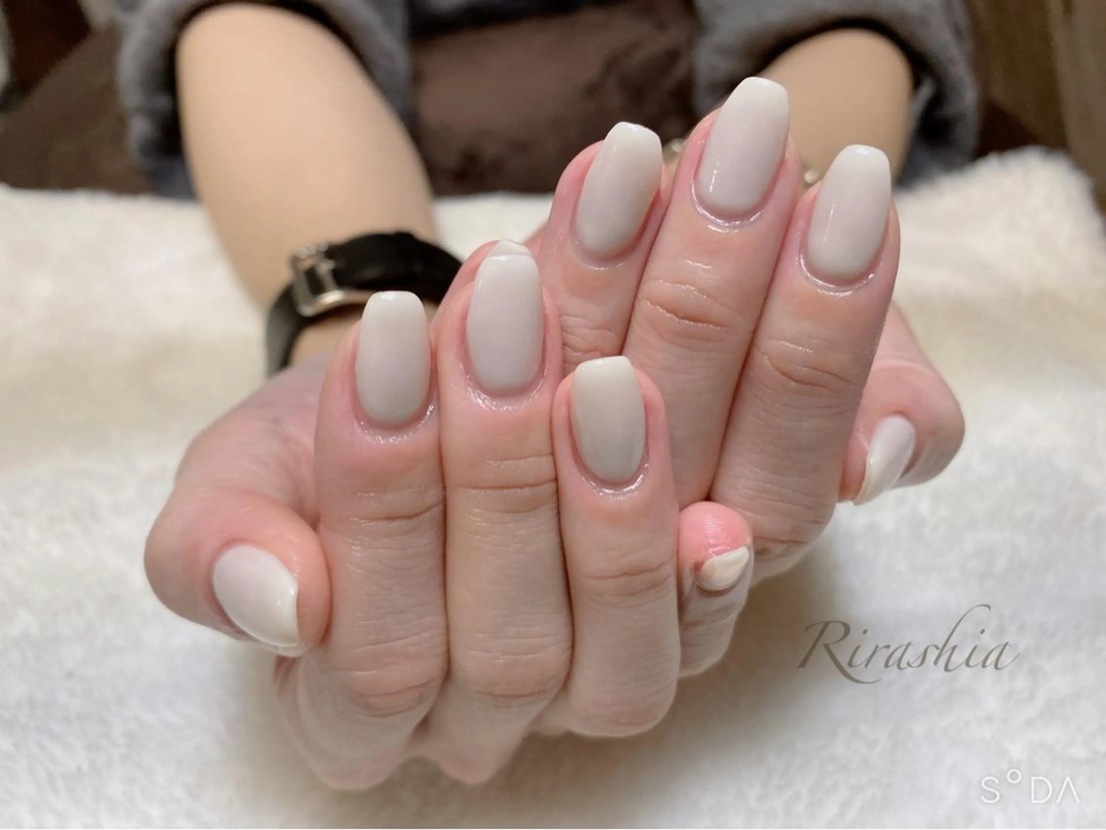 ネイル ホワイト 冬ネイル ハンドネイル ハンドケア うる艶♡透明感ネイル Rirashiaのネイルデザイン