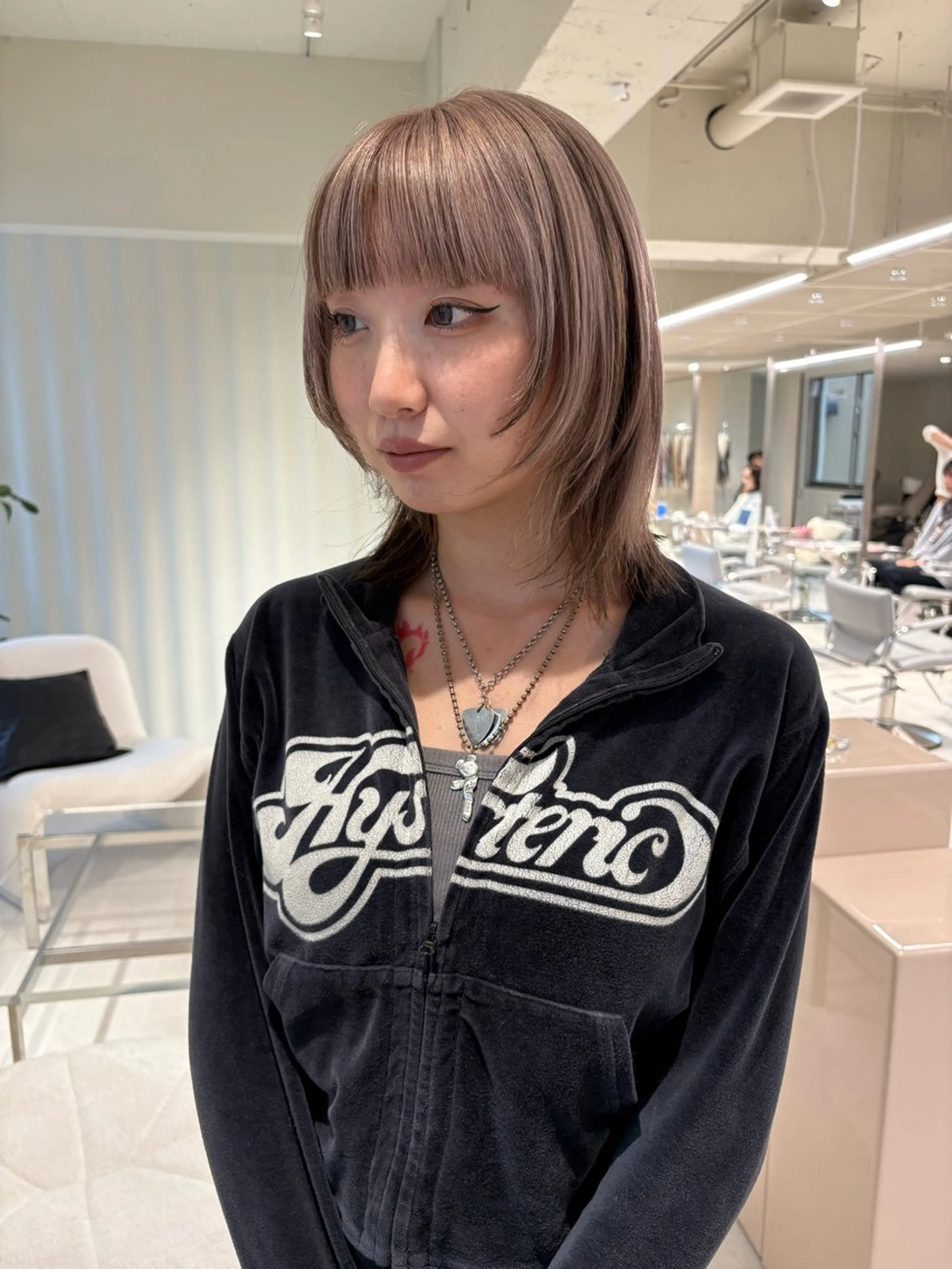 ミディアム カラー ミディアムレイヤー ベージュカラー レイヤーカット カット ヘアカラー 丸みショート /NAGISAのヘアスタイル