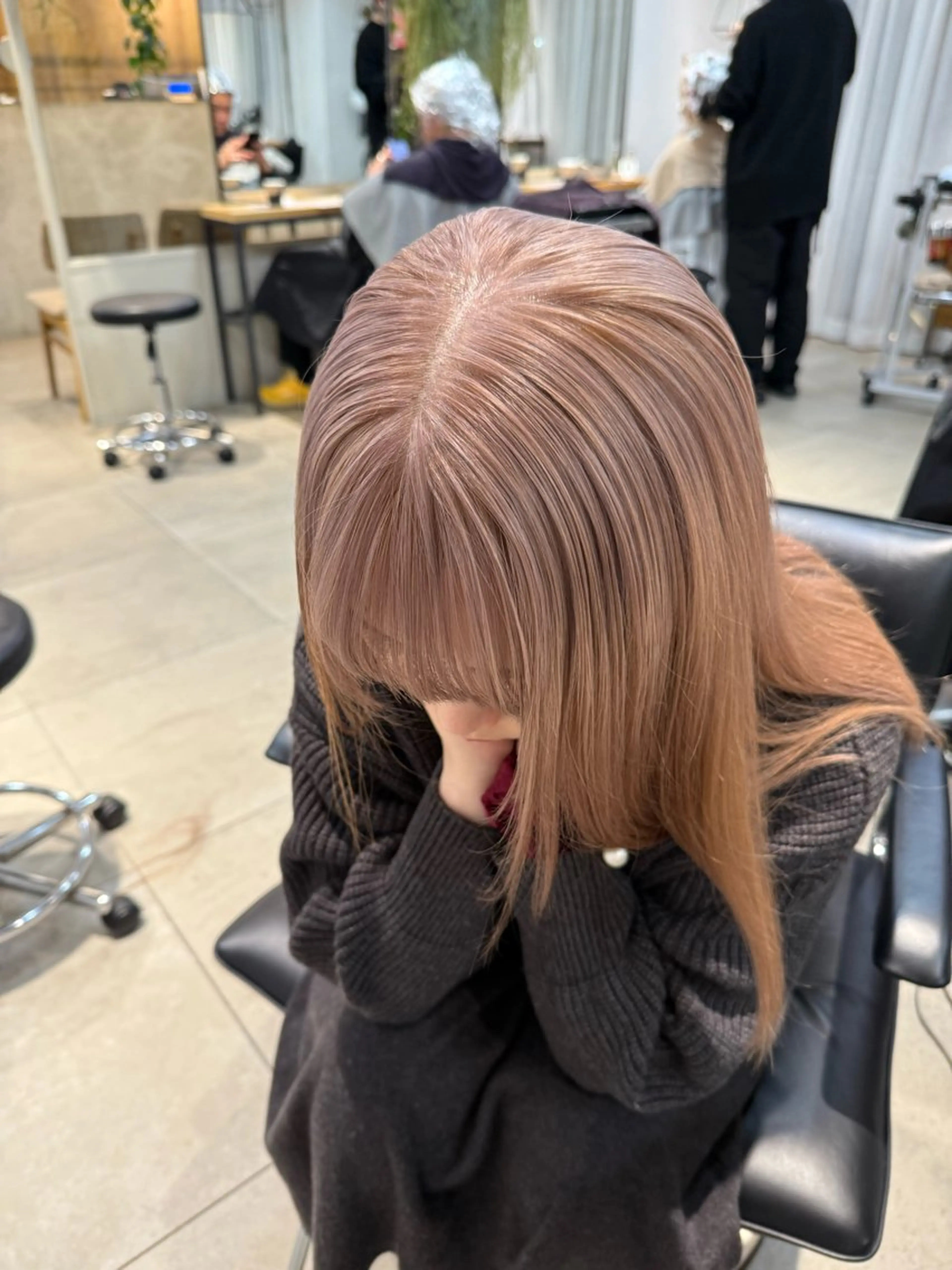 セミロング カラー ミルクティー× グレージュMOMOのヘアスタイル