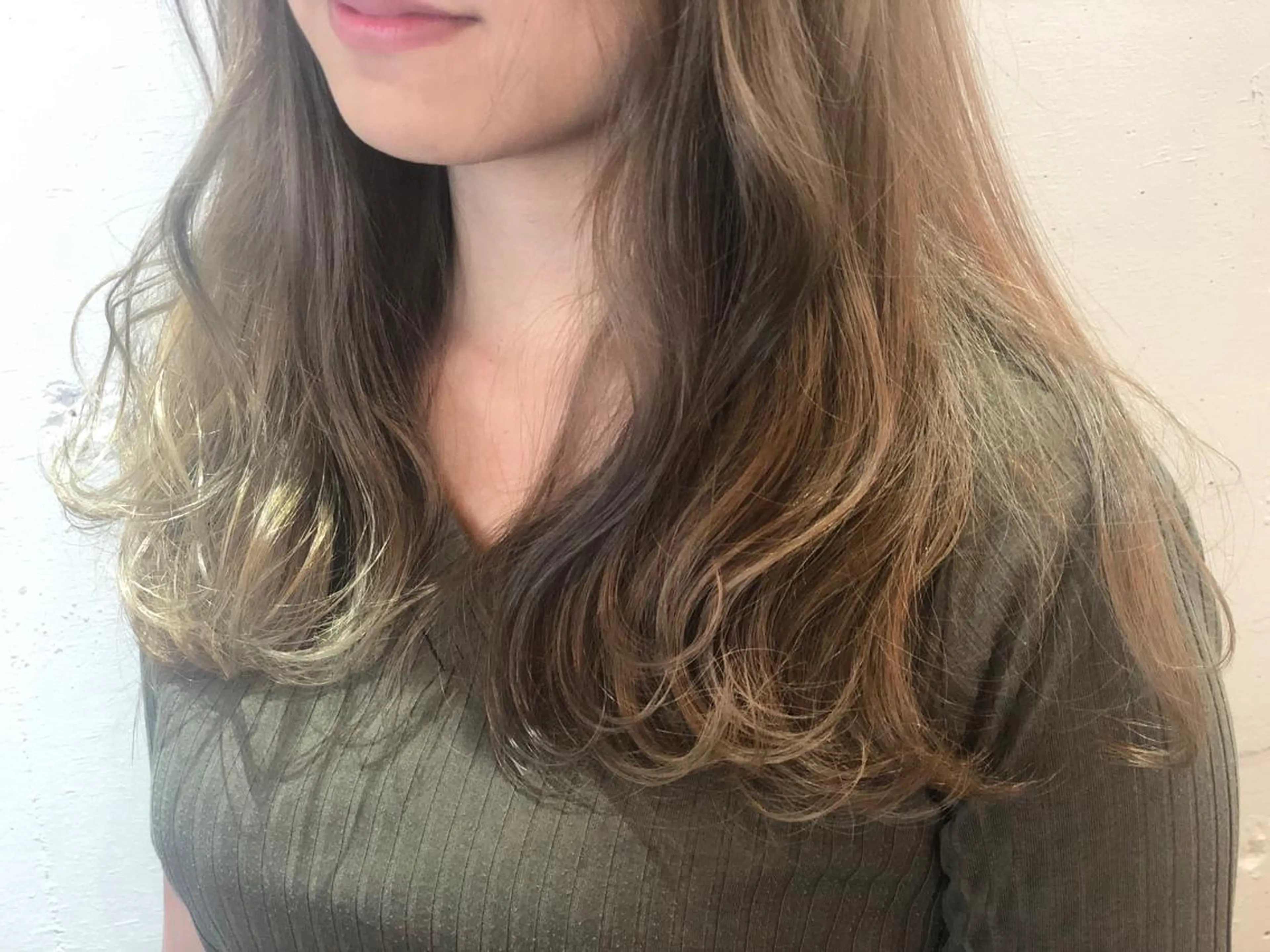 ロング カラー アッシュ 新井 友菜のヘアスタイル