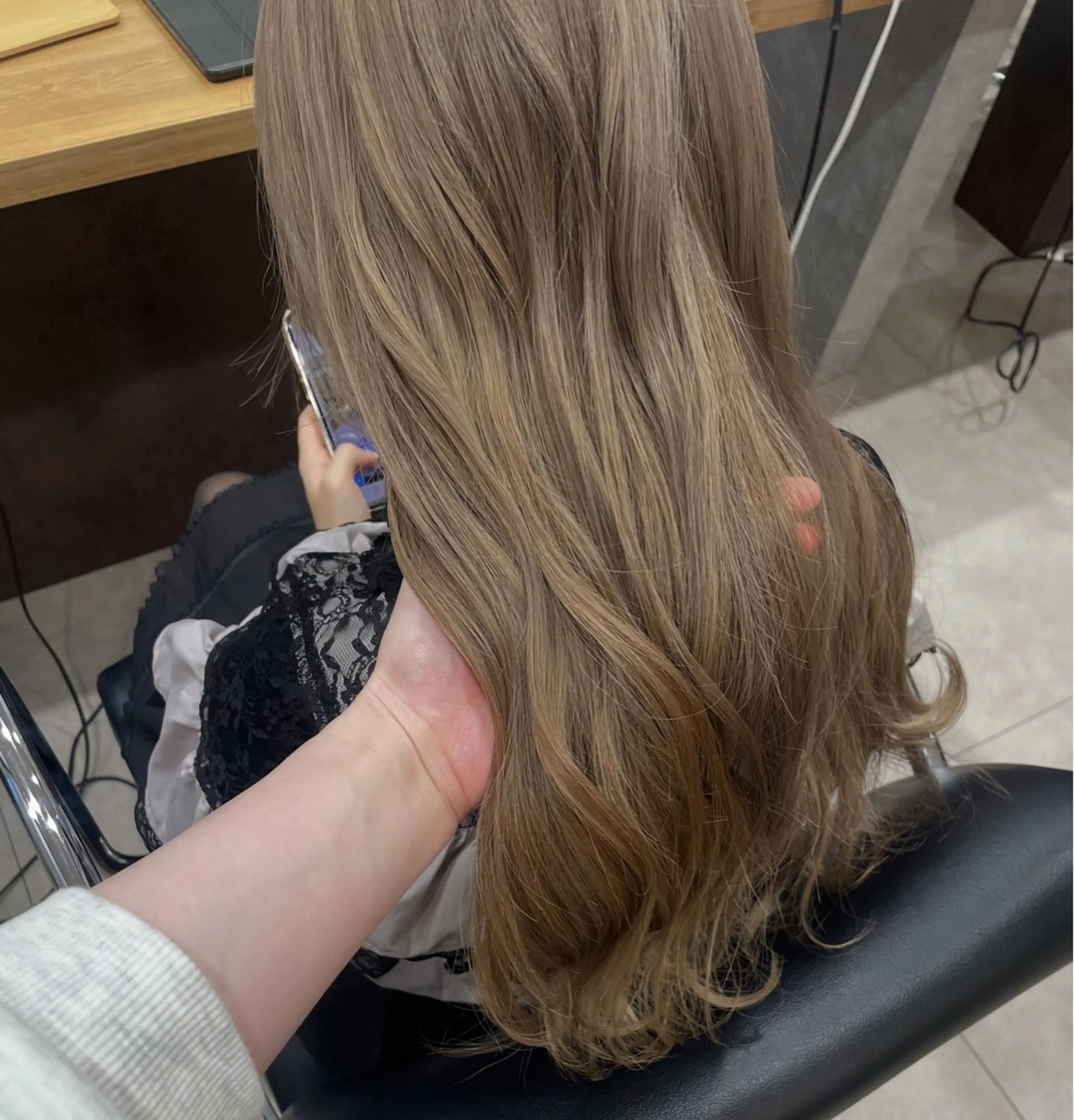 ロング カラー ベージュカラー ミルクティーベージュ ヘアカラー 佐藤 由依/透明感カラーのヘアスタイル